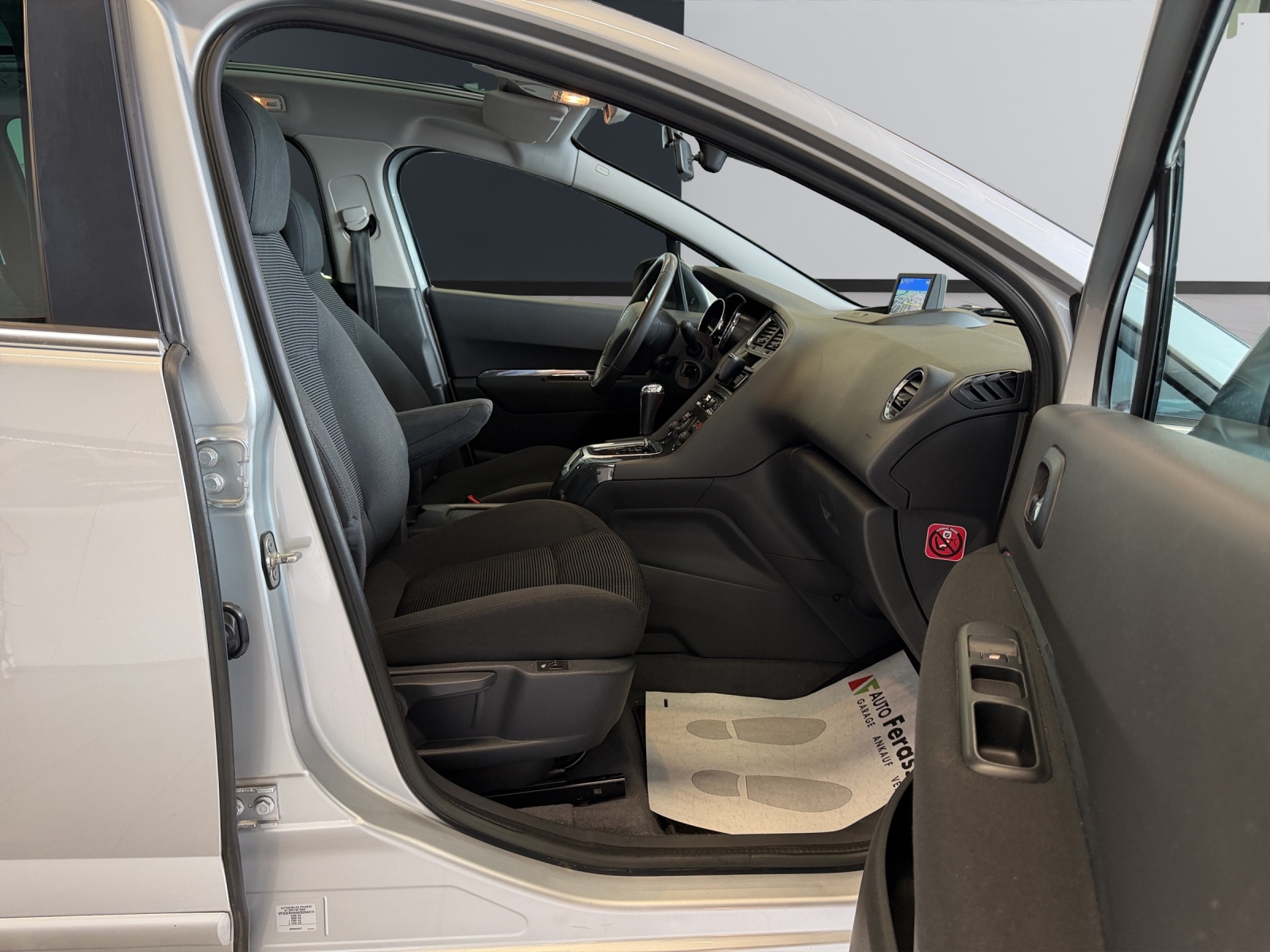 PEUGEOT 5008 2.0 HDI Business Tiptronic-image-19