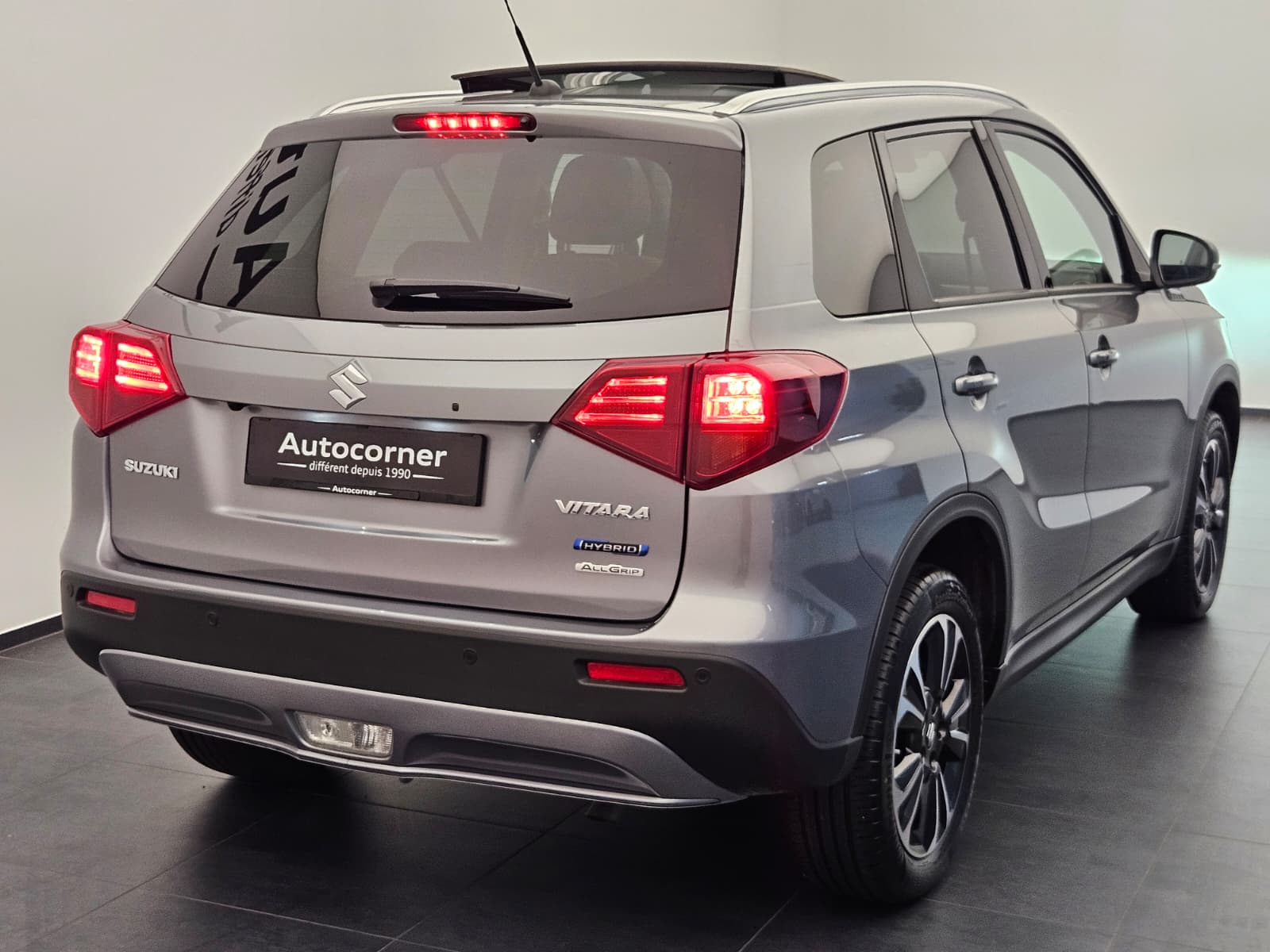 SUZUKI Vitara 1.5 Hybrid Compact + 4x4 AGS-image-6