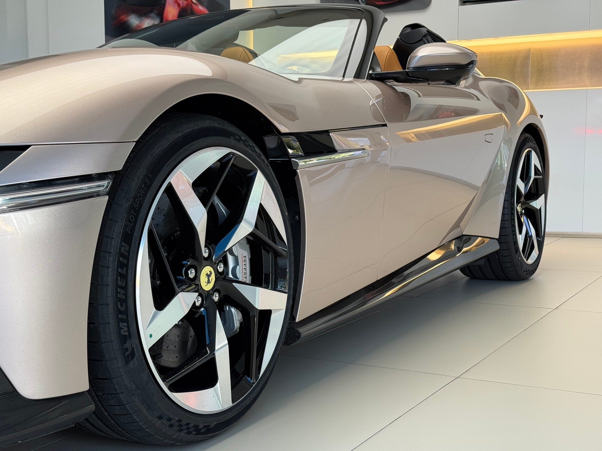 FERRARI 12 Cilindri Spider-image-15