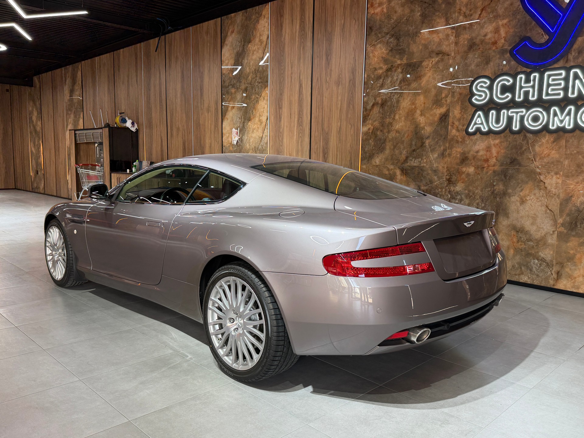 ASTON MARTIN DB9 Touchtronic 2-showroom-element-1