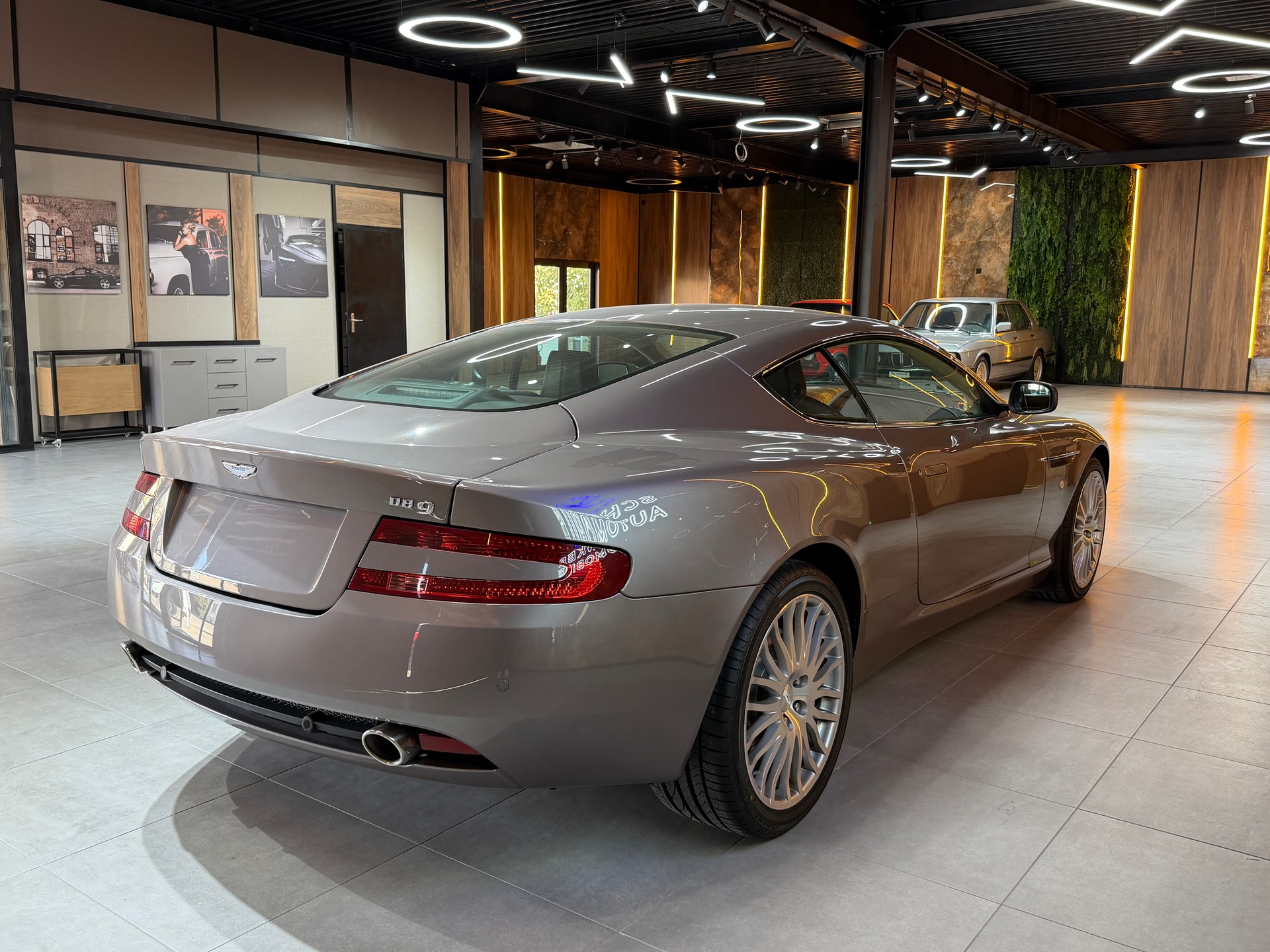 ASTON MARTIN DB9 Touchtronic 2-showroom-element-2