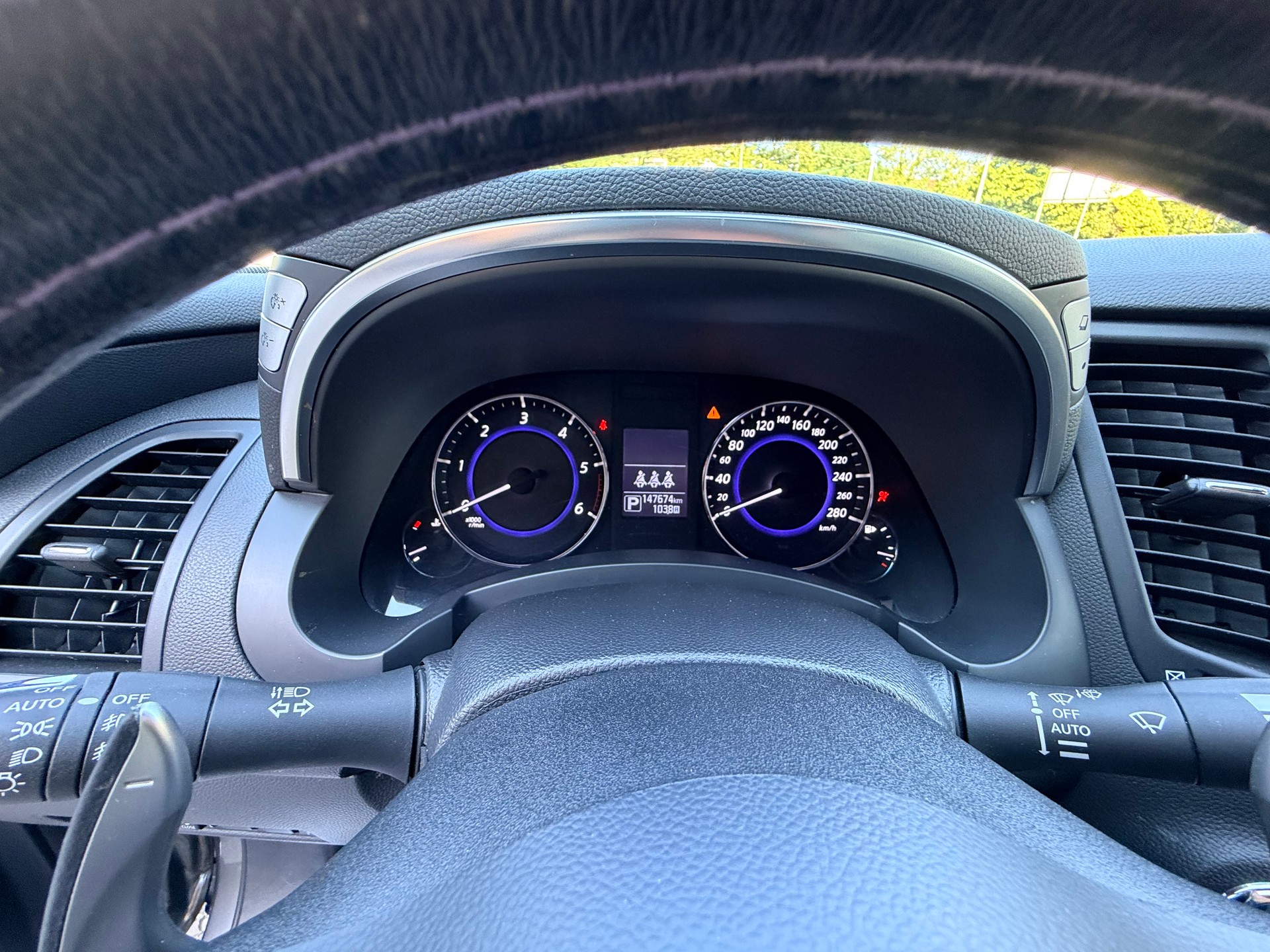 INFINITI QX70 3.0d S Design AWD Automatic-image-21