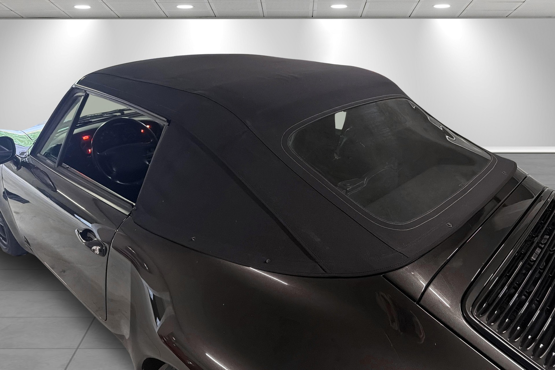 PORSCHE 911 Carrera 4 Cabrio-image-25