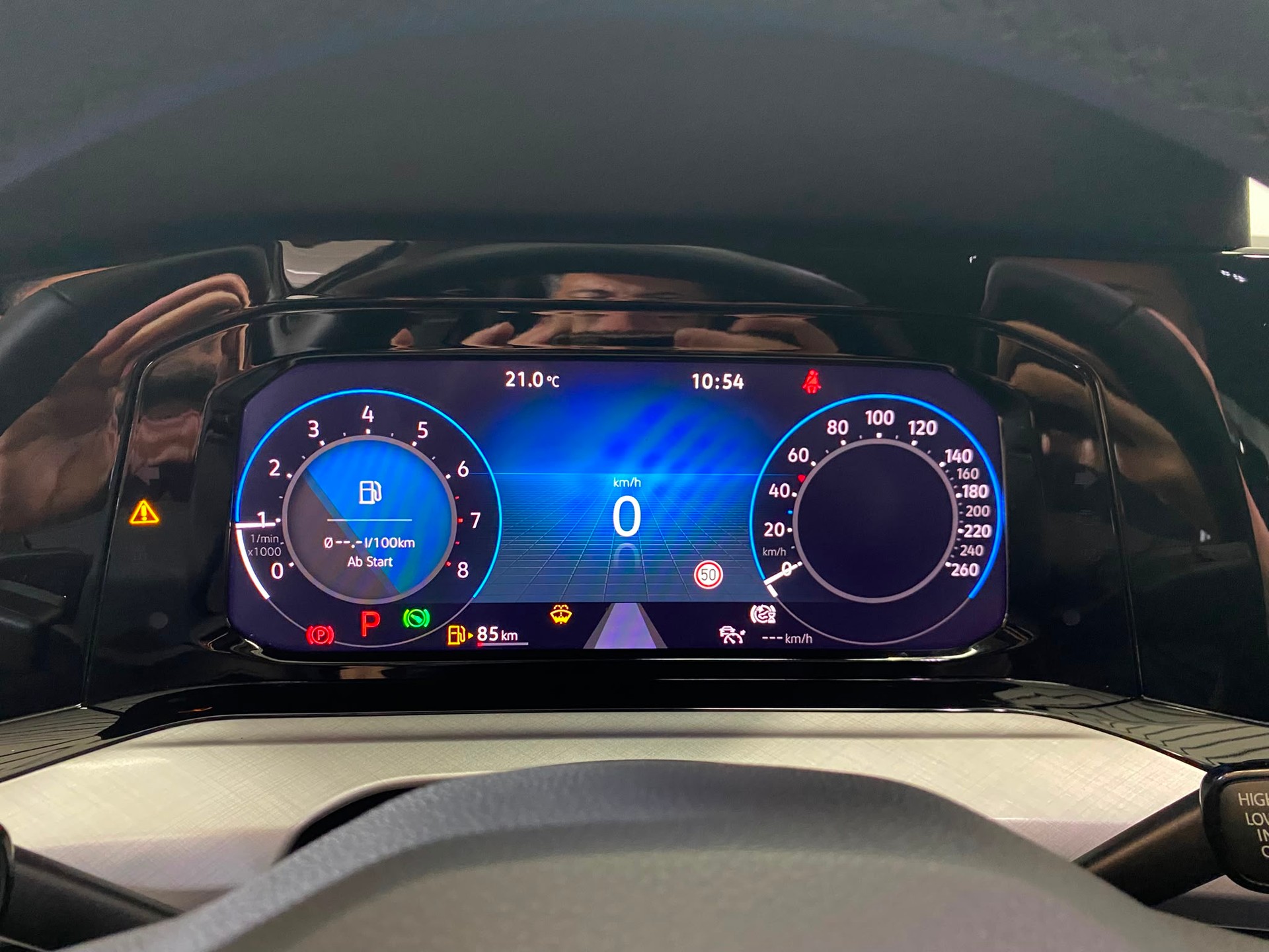 VW Golf Variant 1.0 eTSI mHEV Life DSG-image-11