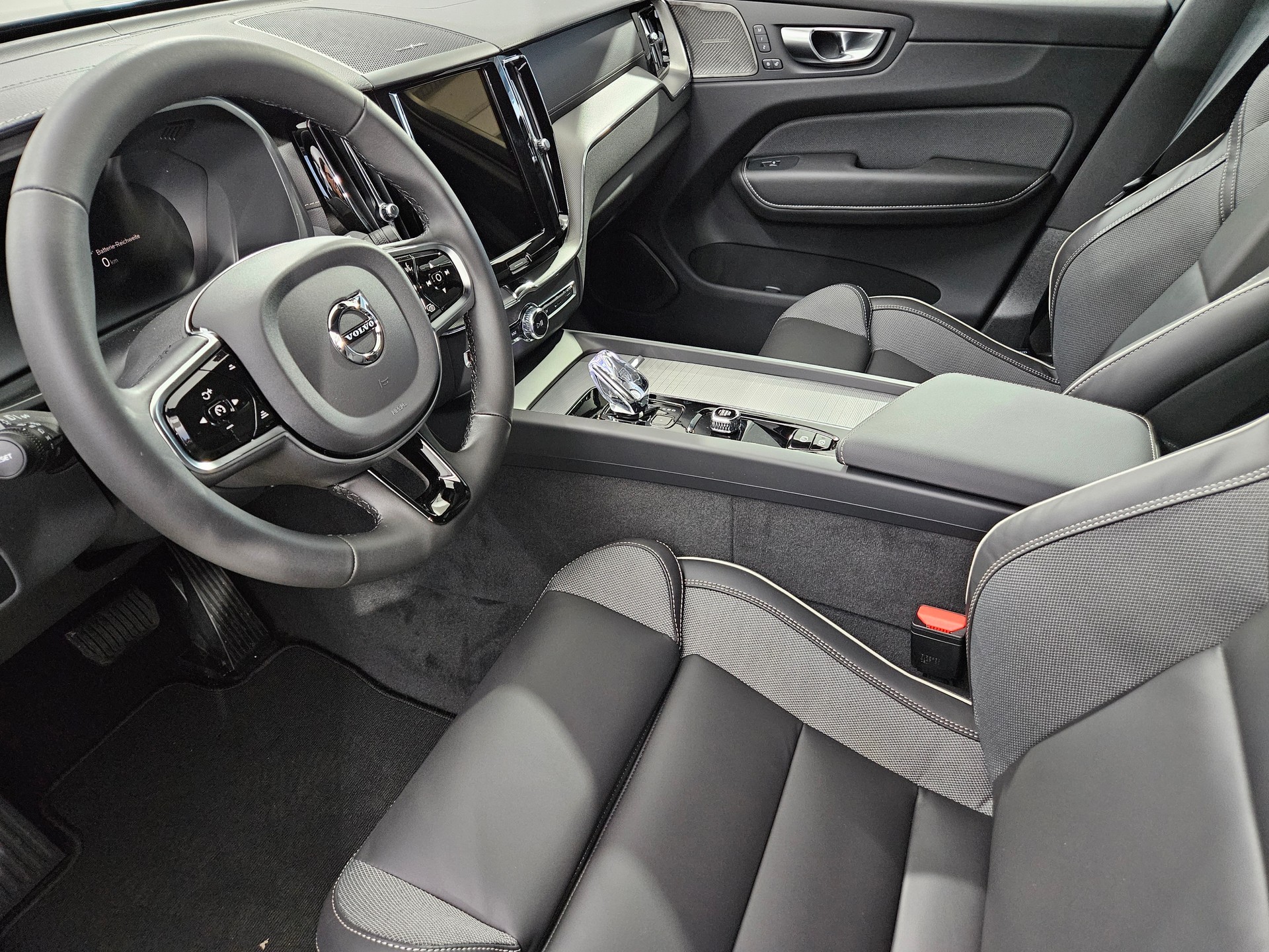 VOLVO XC60 2.0 T8 TE Black Edition eAWD-showroom-element-3