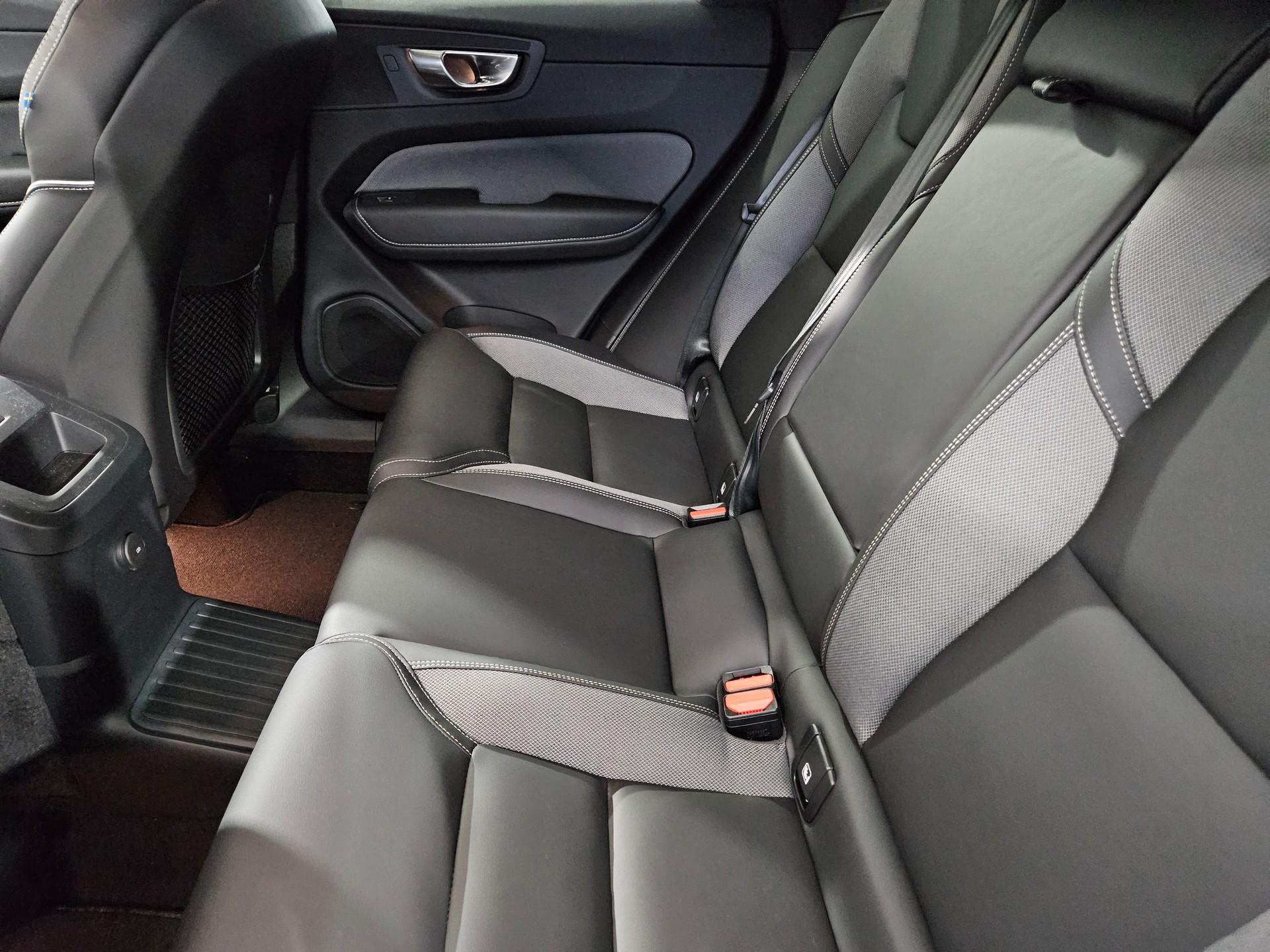 VOLVO XC60 2.0 T8 TE Black Edition eAWD-image-4