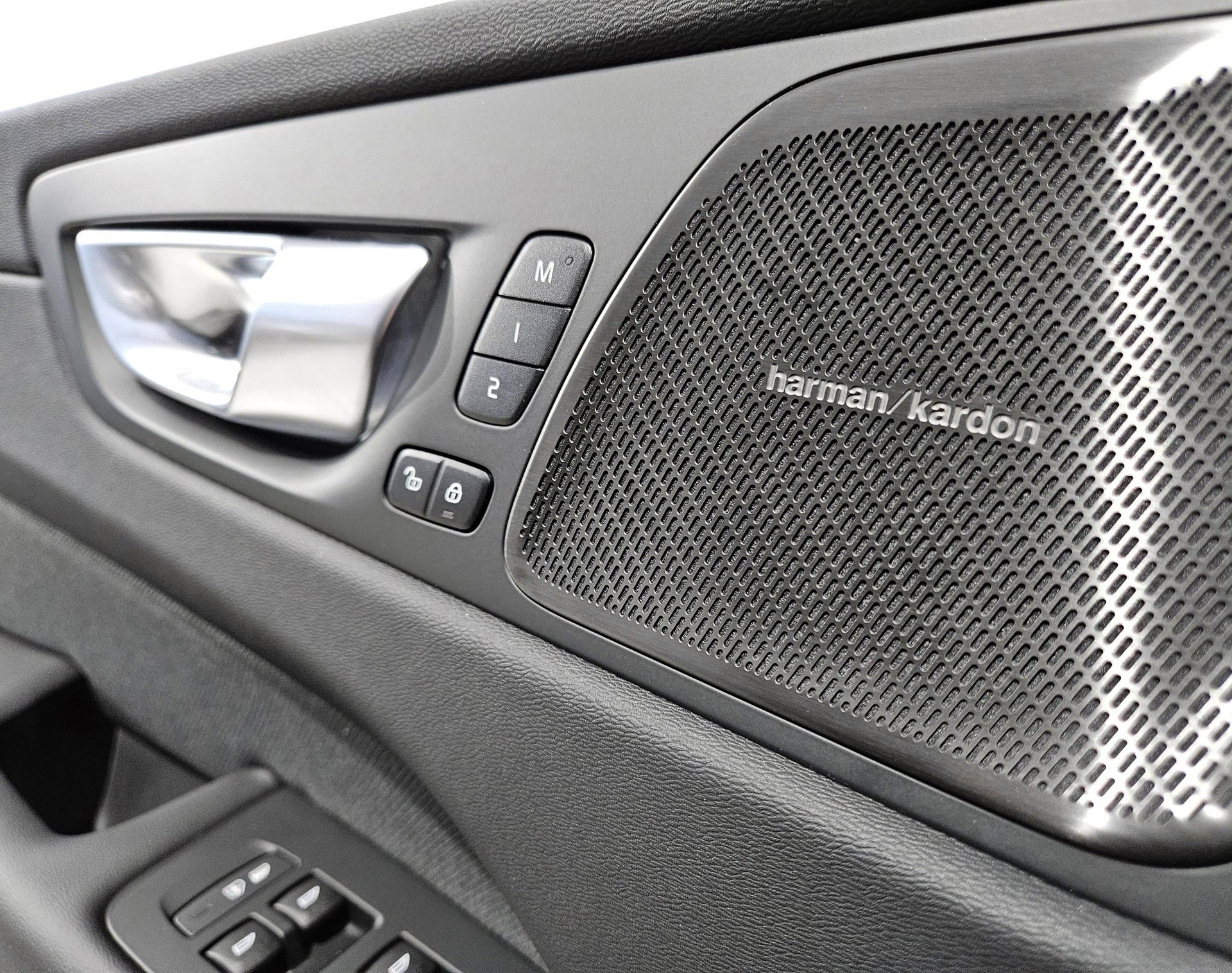VOLVO XC60 2.0 T8 TE Black Edition e-image-13