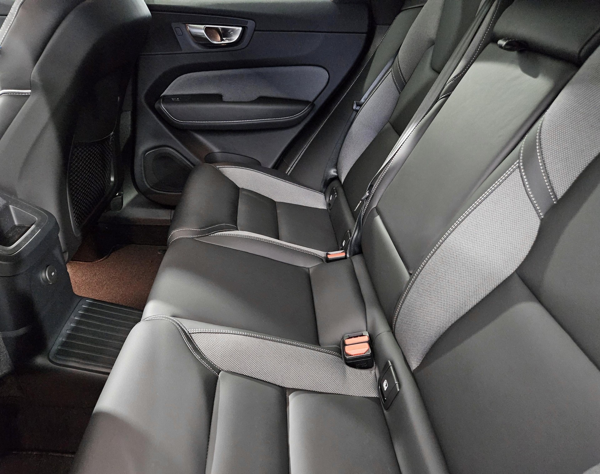 VOLVO XC60 2.0 T8 TE Black Edition e-image-6