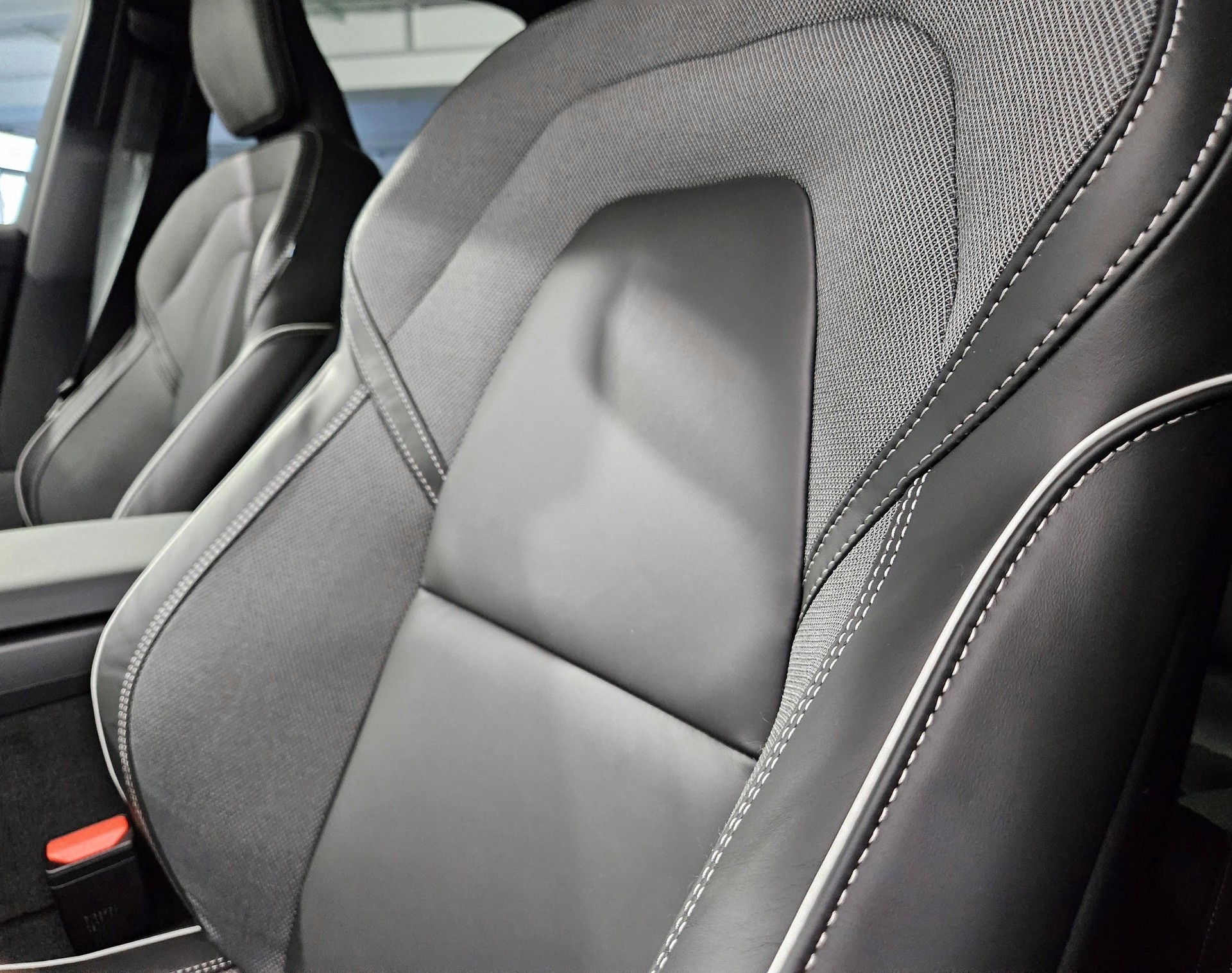 VOLVO XC60 2.0 T8 TE Black Edition e-image-14