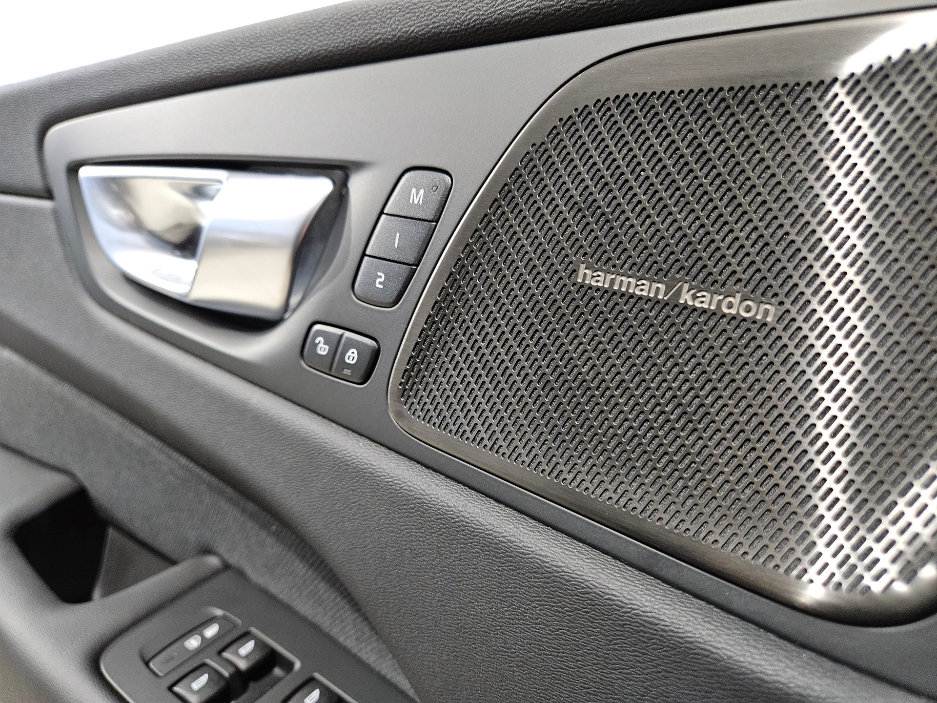 VOLVO XC60 2.0 T8 TE Black Edition eAWD-image-11