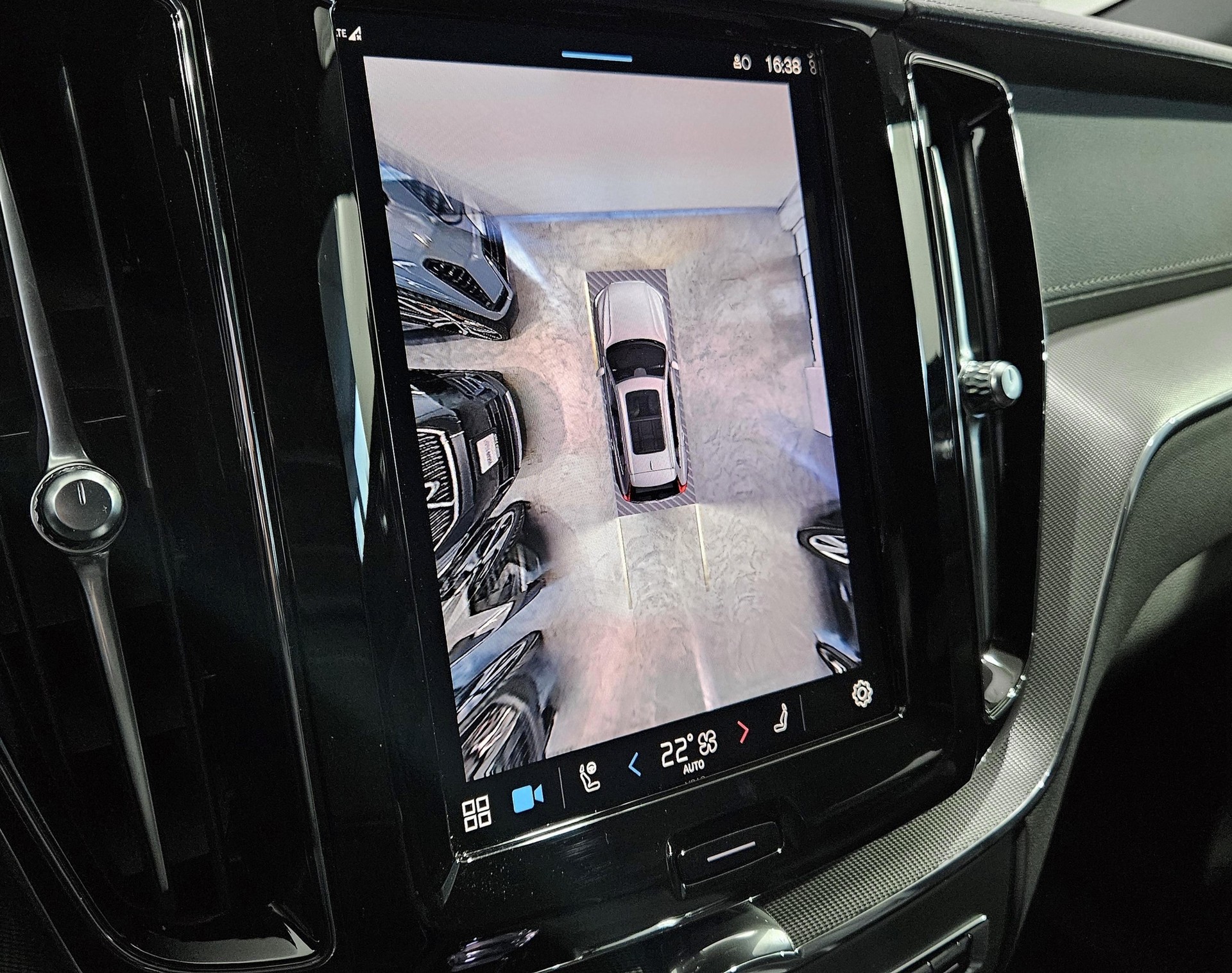 VOLVO XC60 2.0 T8 TE Black Edition e-image-11