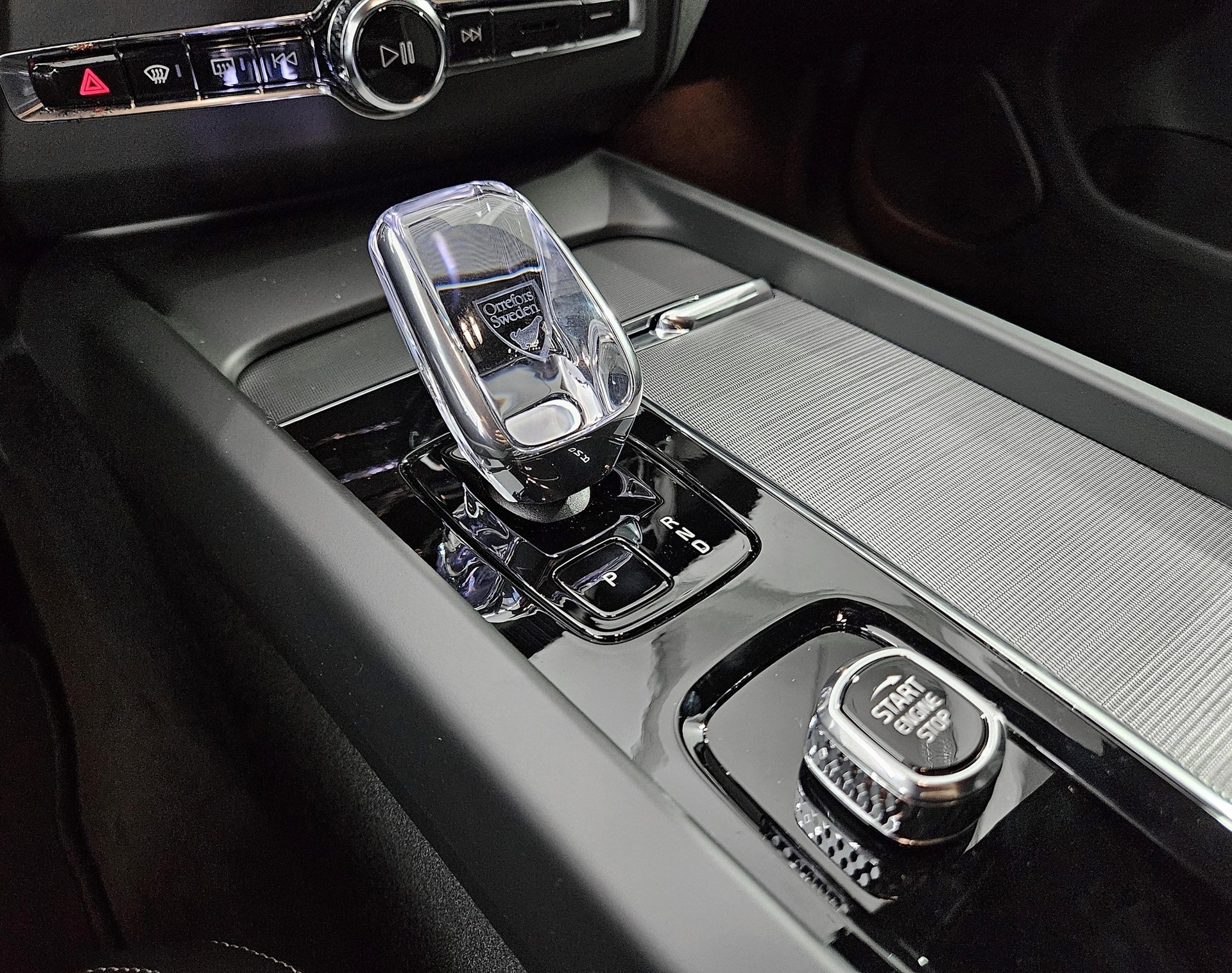VOLVO XC60 2.0 T8 TE Black Edition e-image-12