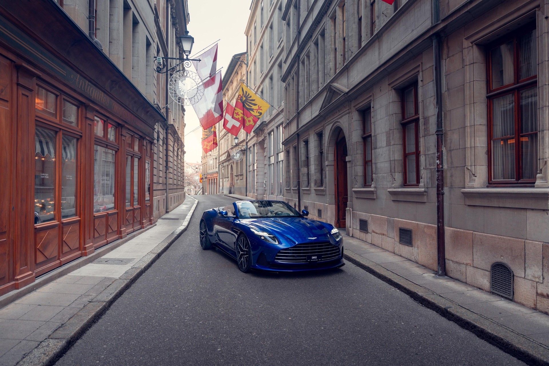 ASTON MARTIN DB12 Volante 4.0 V8 Bi-Turbo-image-10