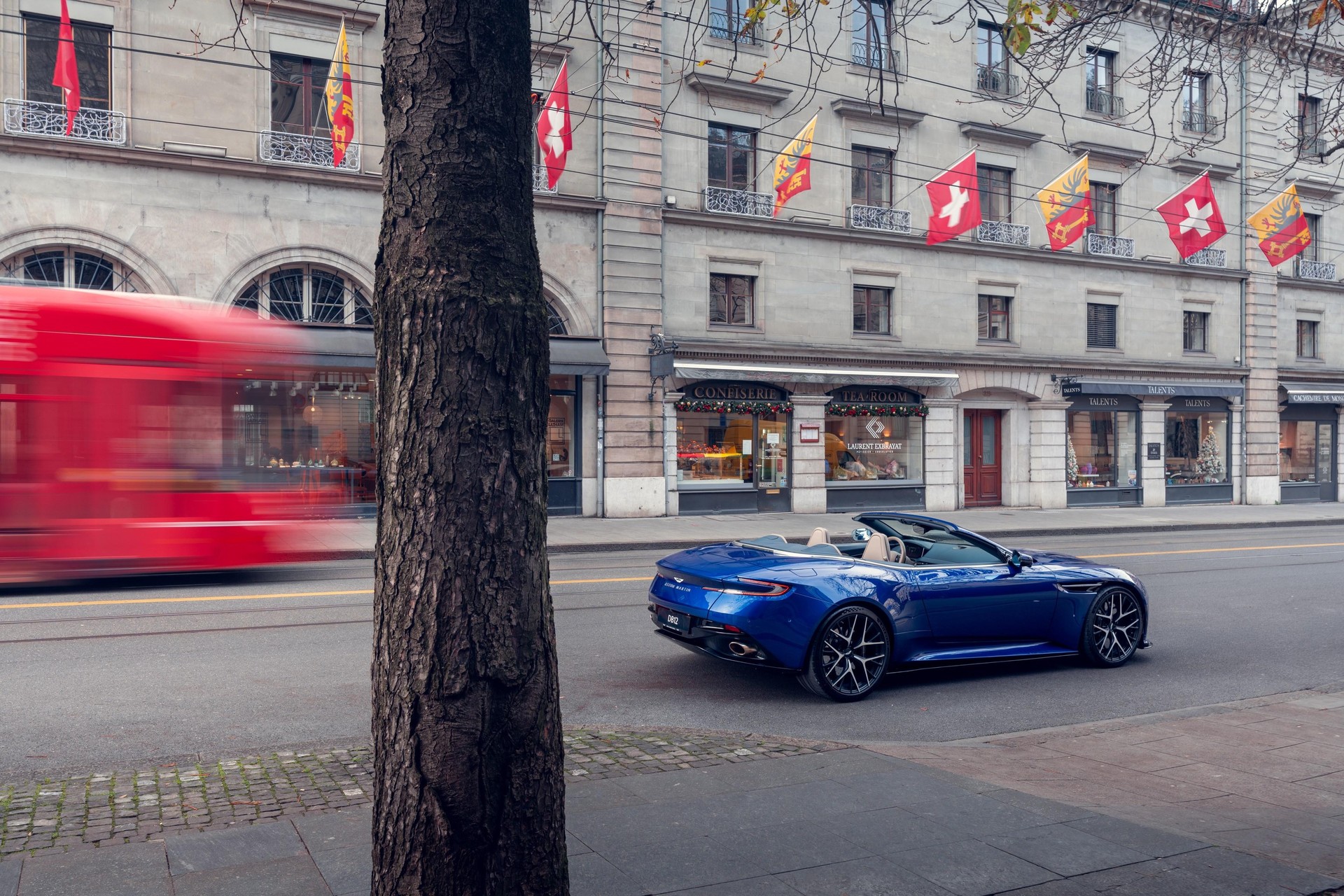 ASTON MARTIN DB12 Volante 4.0 V8 Bi-Turbo-image-13