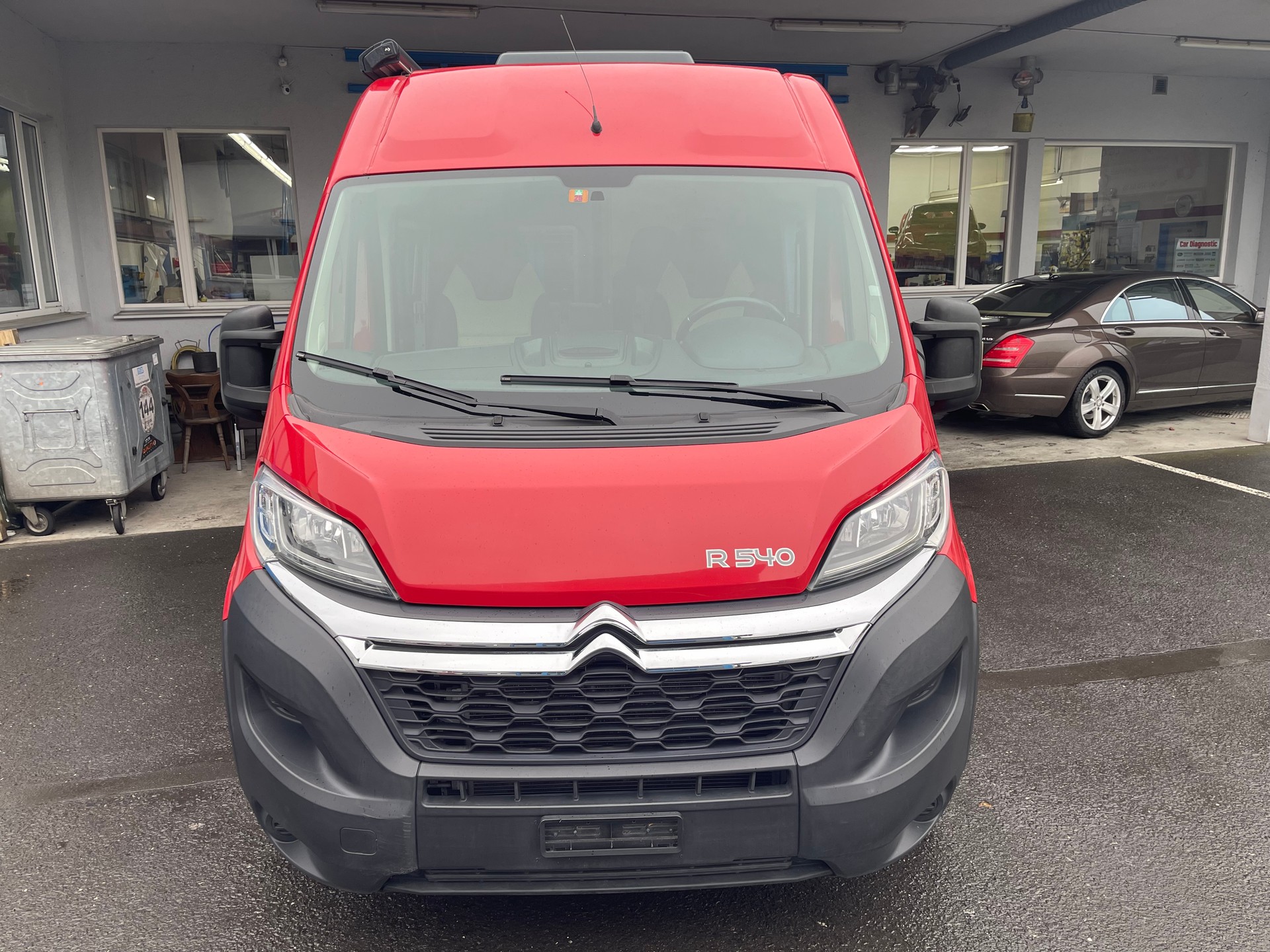 PÖSSL Road Car-showroom-element-2