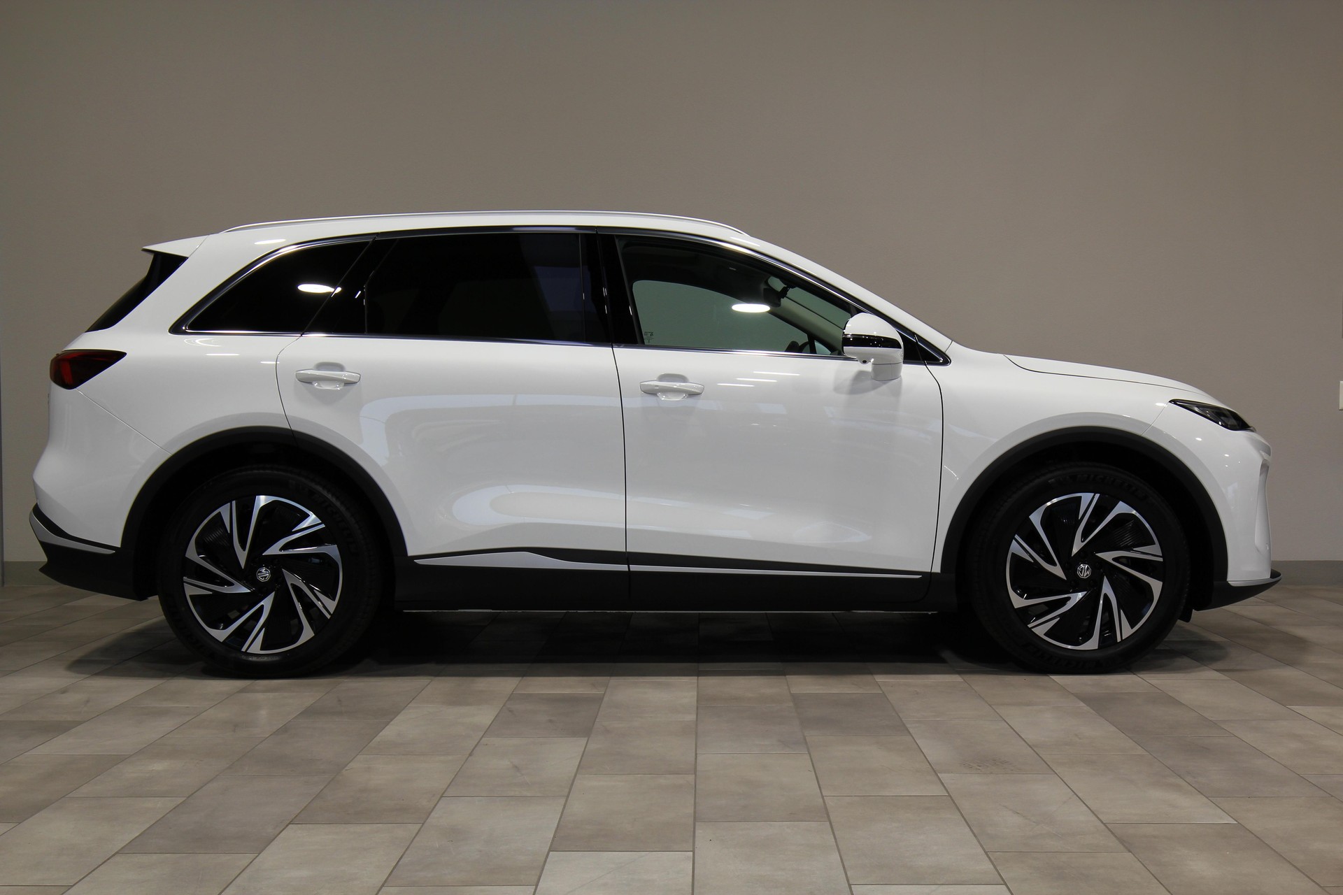 MG S6 EV 77 kWh Luxury 4WD-image-1