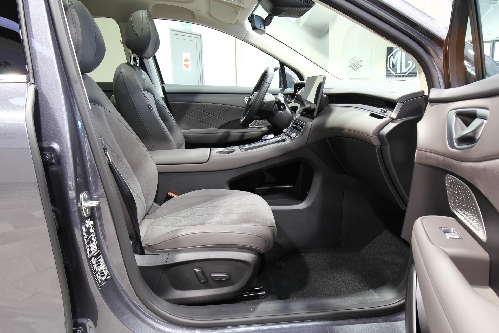 MG S6 EV 77 kWh Luxury 4WD-image-13