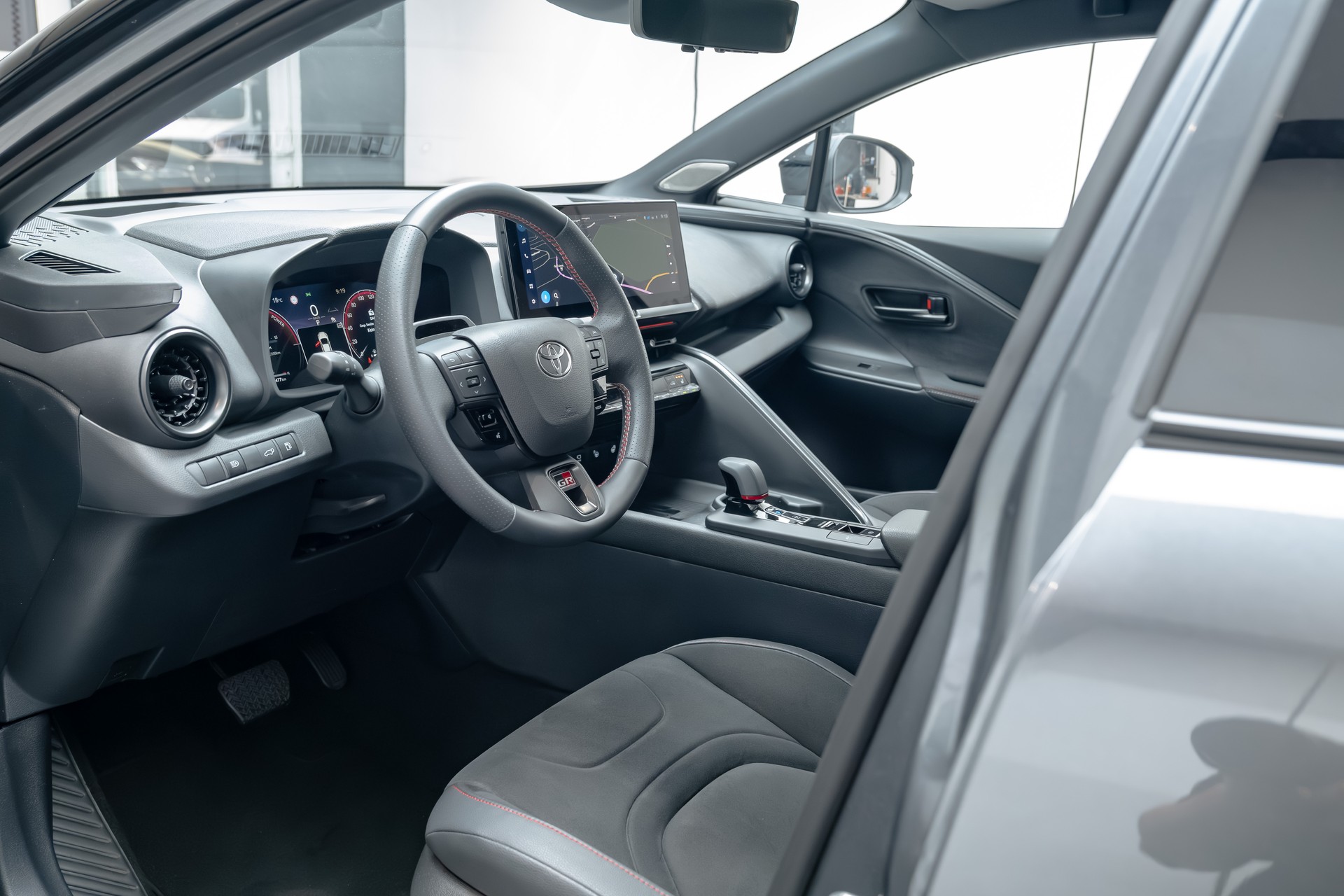 TOYOTA C-HR 2.0 HSD CVT GR Sport Premiere 4WD-image-12