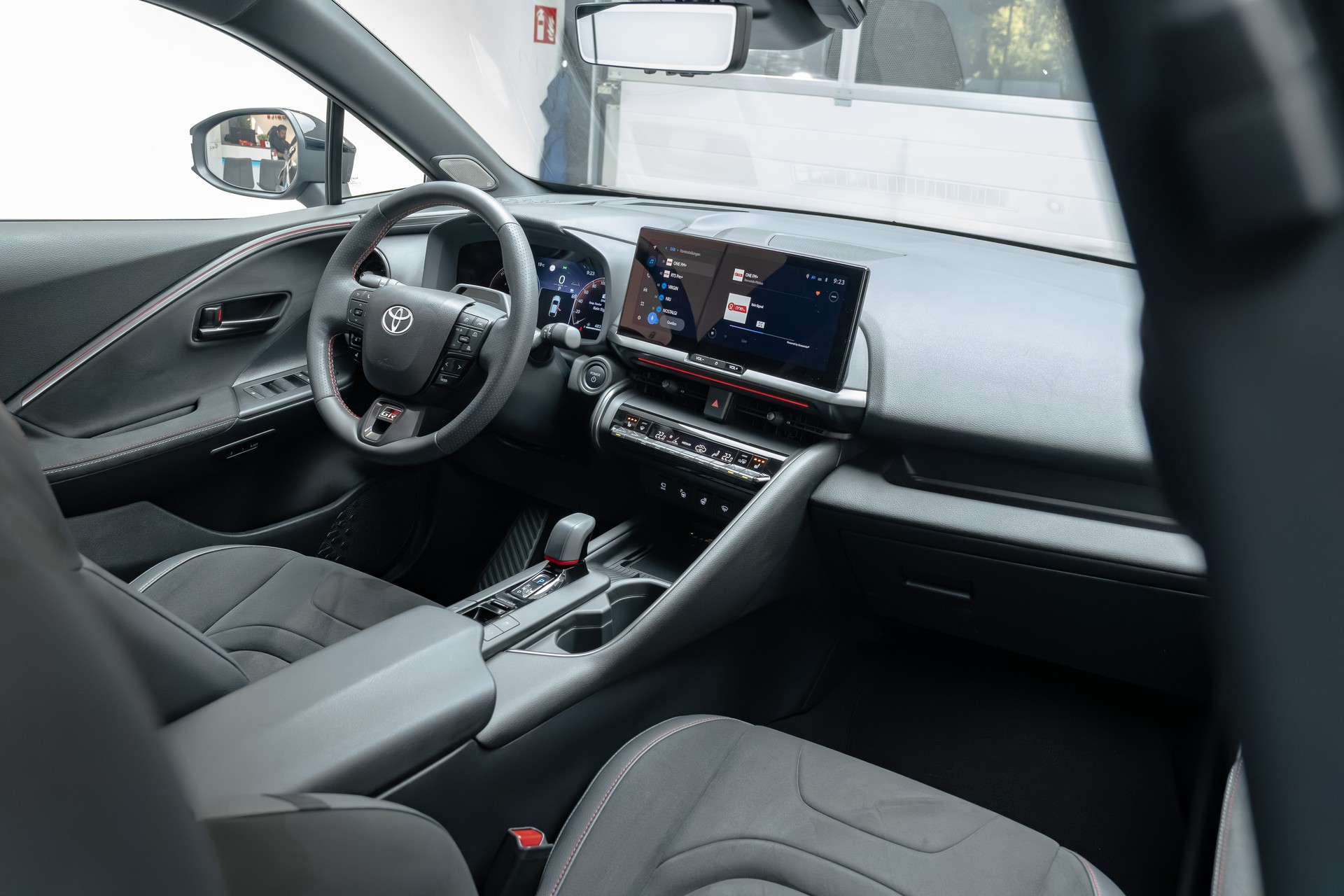 TOYOTA C-HR 2.0 HSD CVT GR Sport Premiere 4WD-image-8