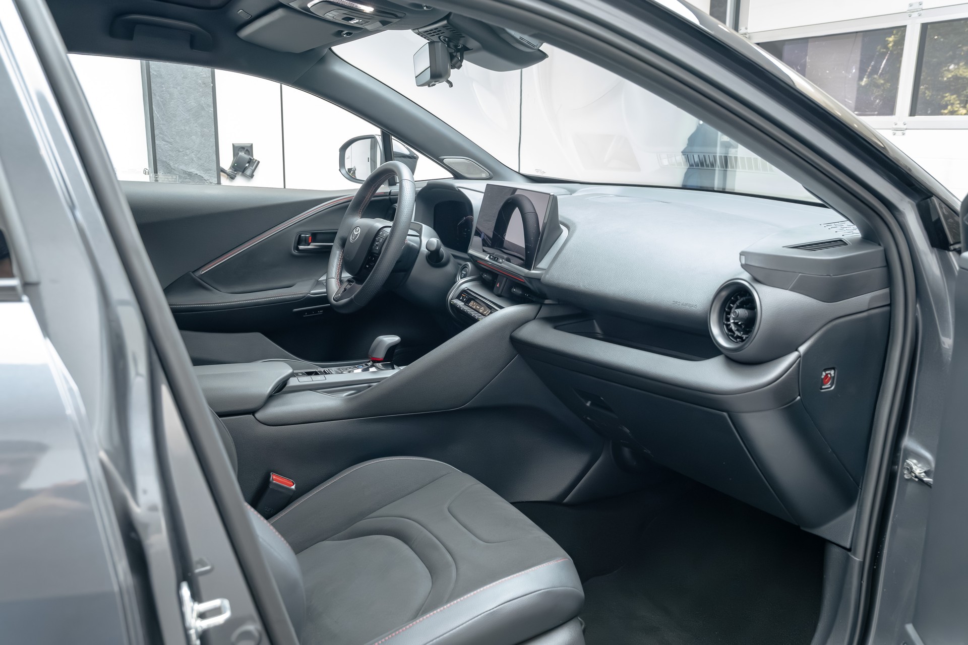 TOYOTA C-HR 2.0 HSD CVT GR Sport Premiere 4WD-image-9