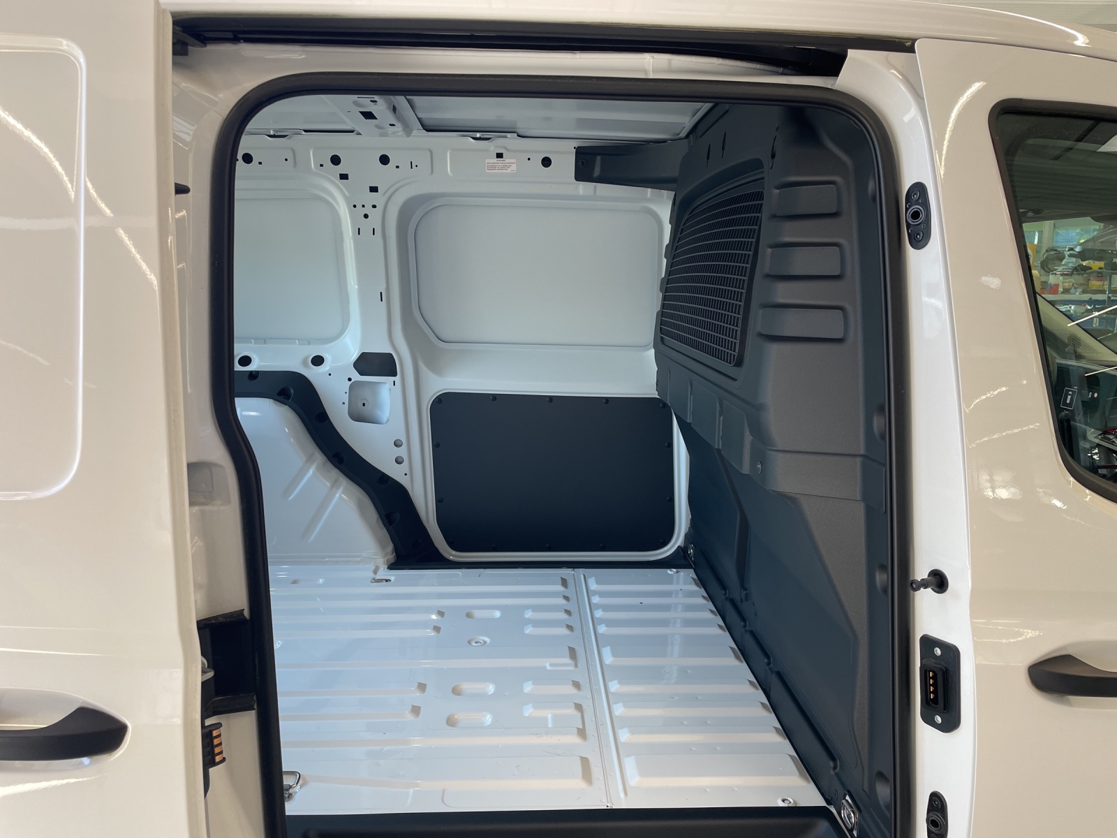 VW Caddy Cargo 2.0TDI Maxi 4Motion-image-14