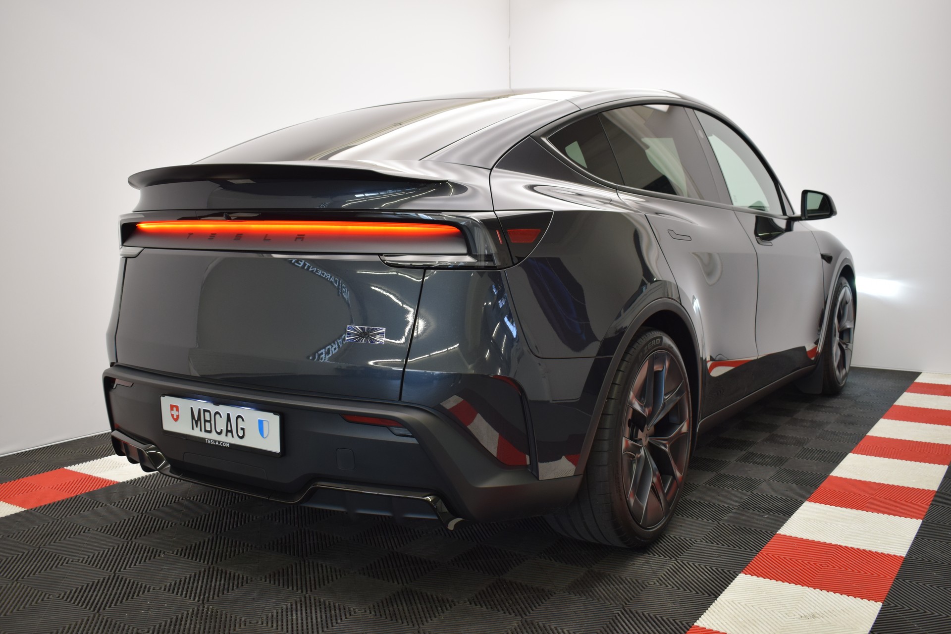 TESLA Model Y Performance 4WD 626PS, Stealth Grey, 21 Zoll, Carbon, Made in Berlin-image-9
