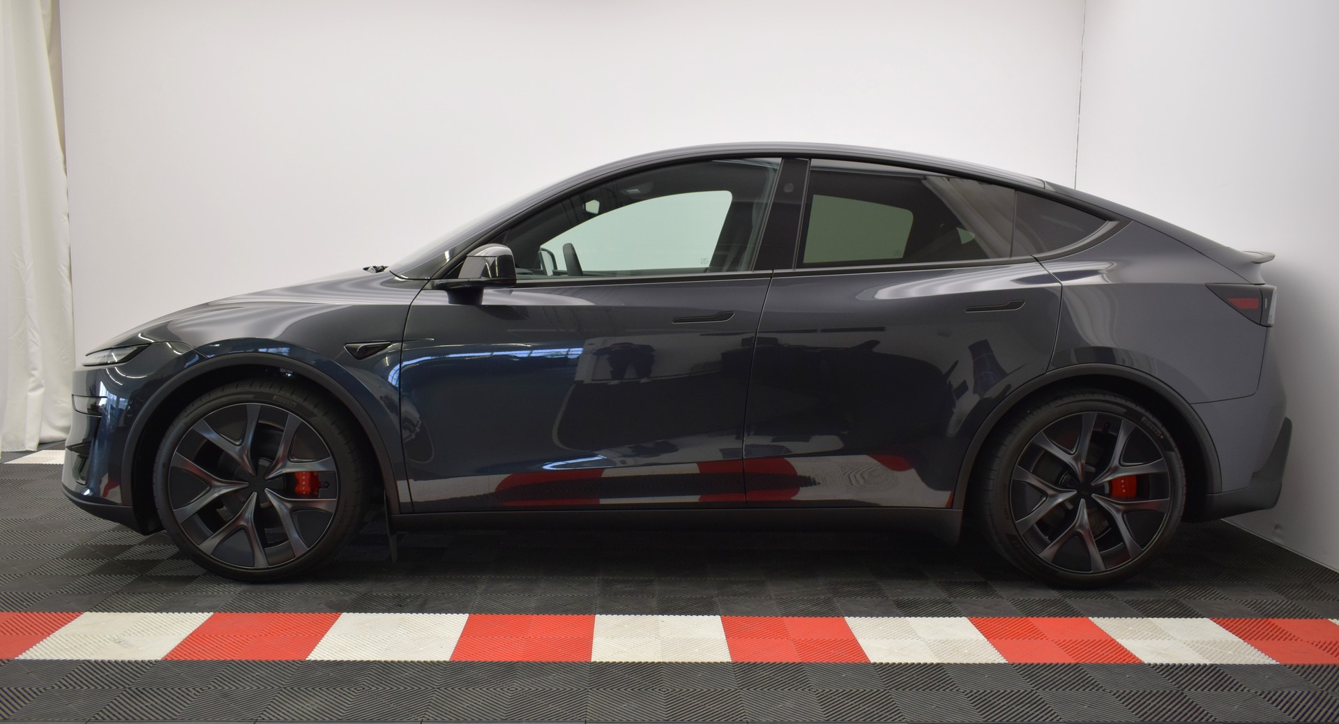 TESLA Model Y Performance 4WD 626PS, Stealth Grey, 21 Zoll, Carbon, Made in Berlin-image-8