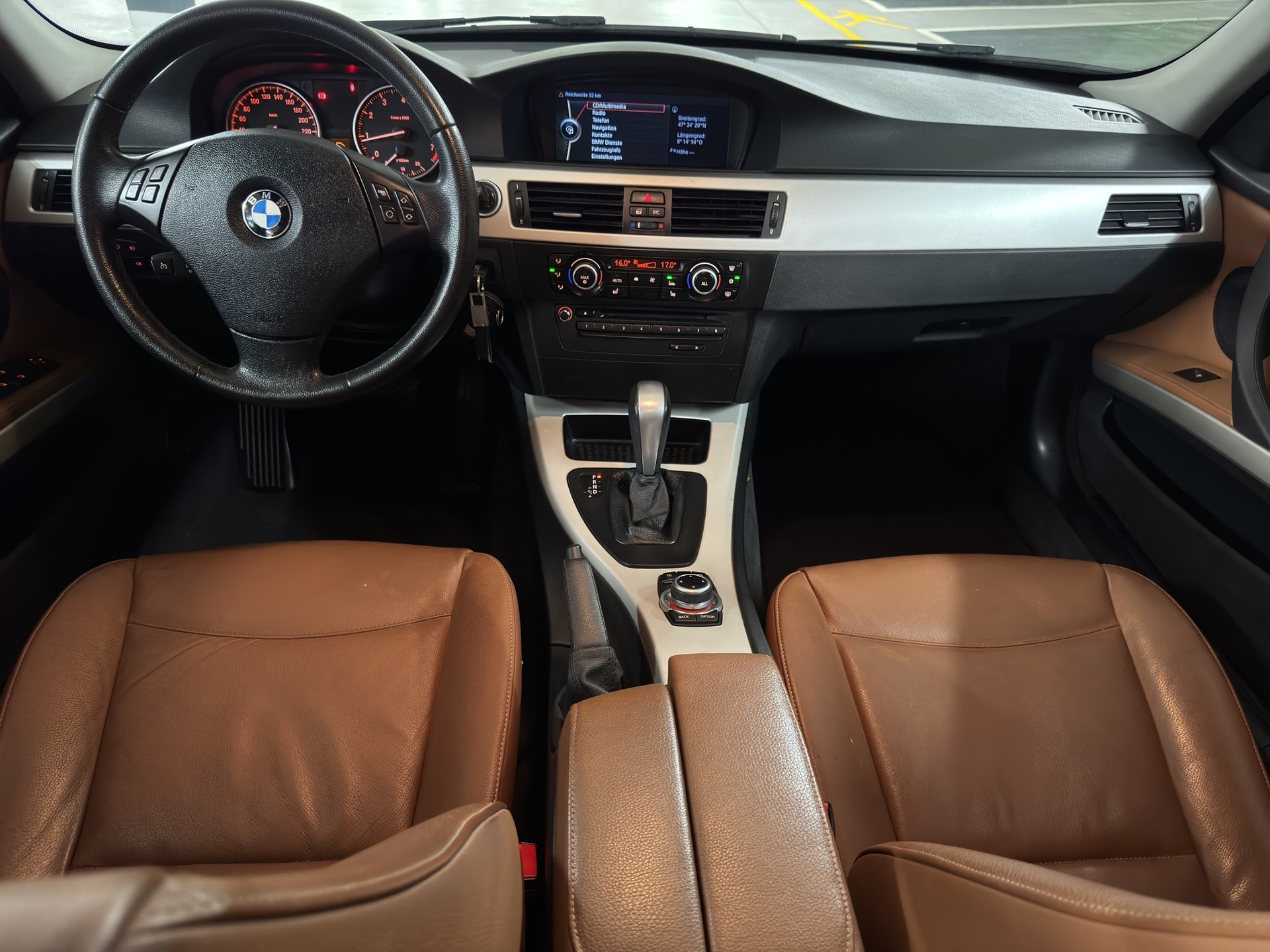 BMW 320i Touring Steptronic-image-10
