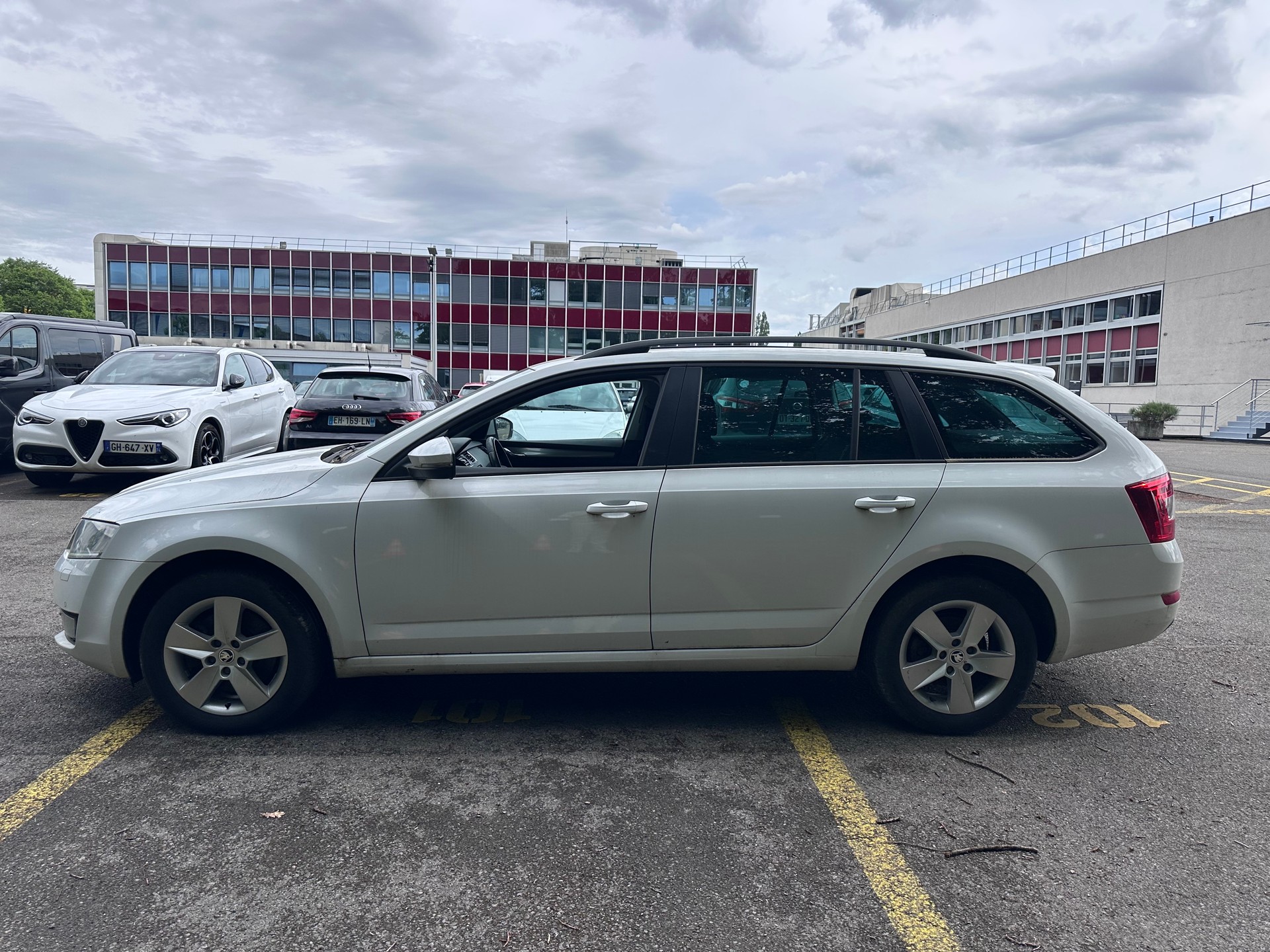 SKODA Octavia Combi 2.0 TDI Swiss Edition 4x4 DSG-image-1