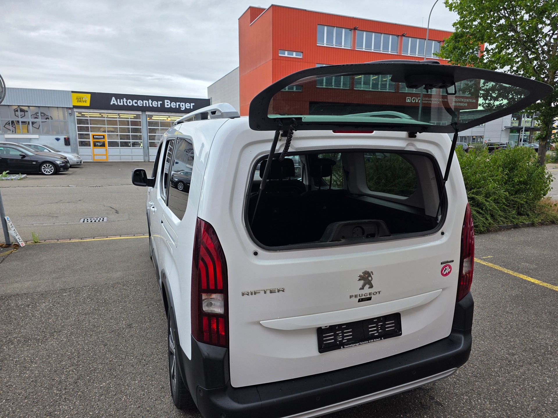 PEUGEOT Rifter Long 1.5 BlueHDi GT Line EAT8-image-18