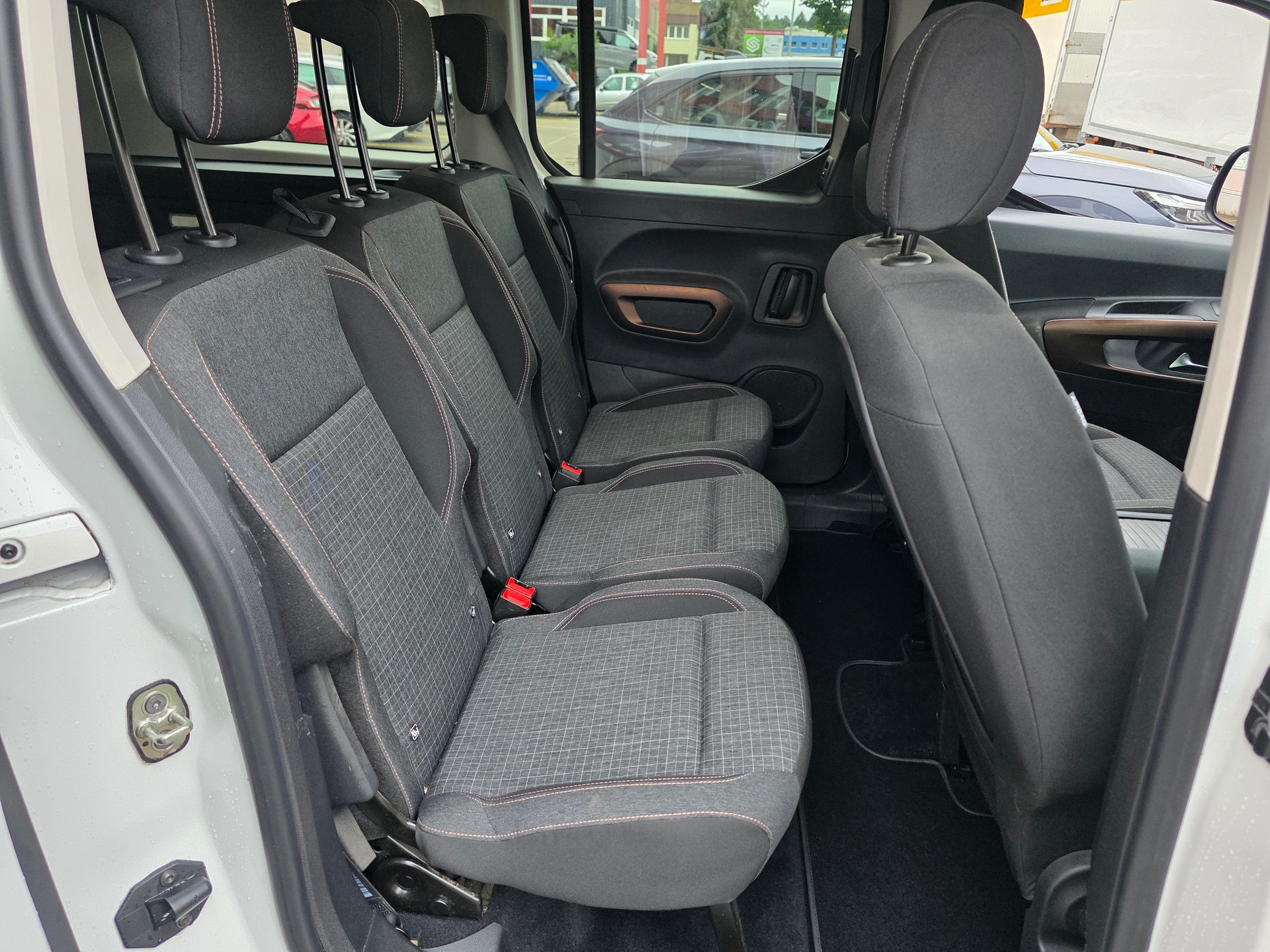 PEUGEOT Rifter Long 1.5 BlueHDi GT Line EAT8-image-16