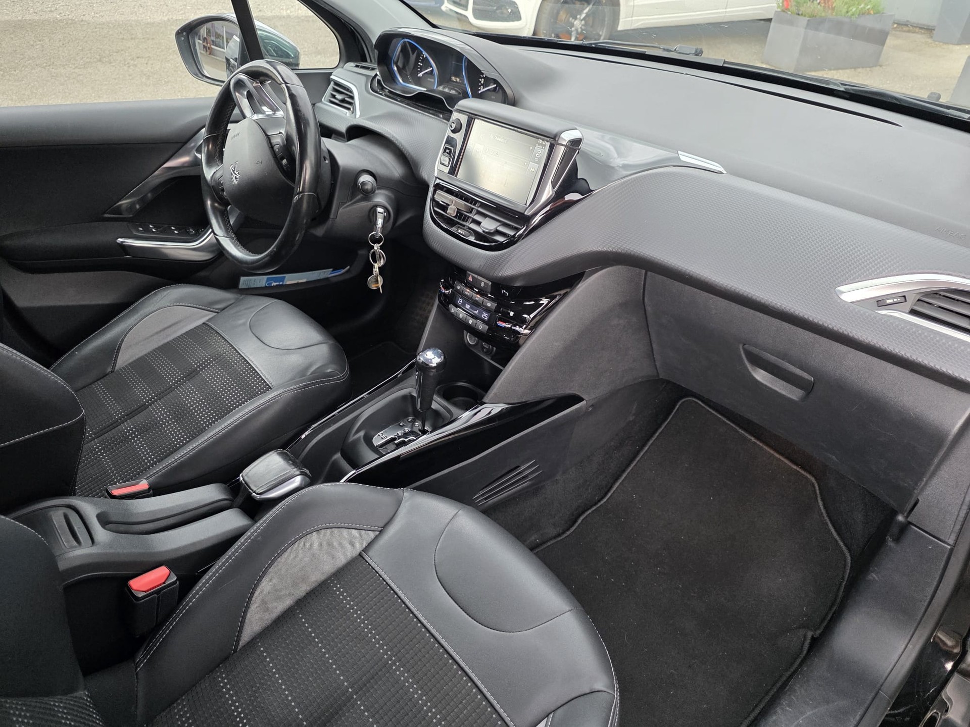 PEUGEOT 2008 1.6 VTI Allure Automatic-image-4