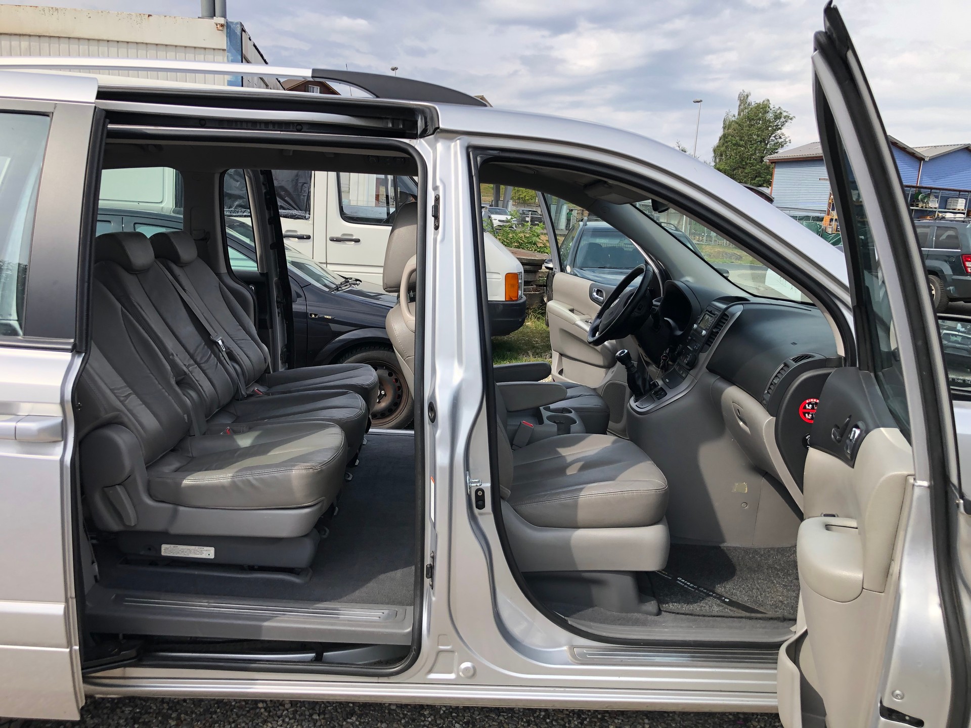 KIA Carnival 2.2 CRDi Classic-image-8