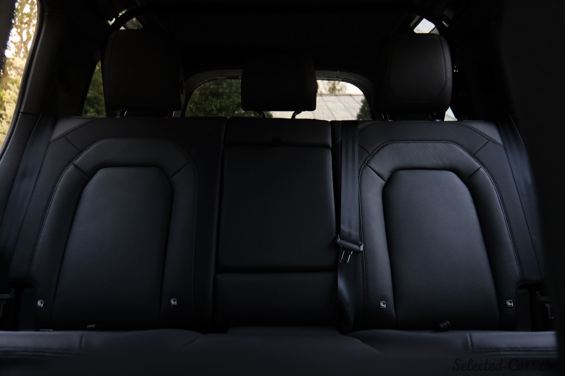 LAND ROVER Defender 110 3.0 D I6 200 X-Dynamic HSE AWD AT8-image-10