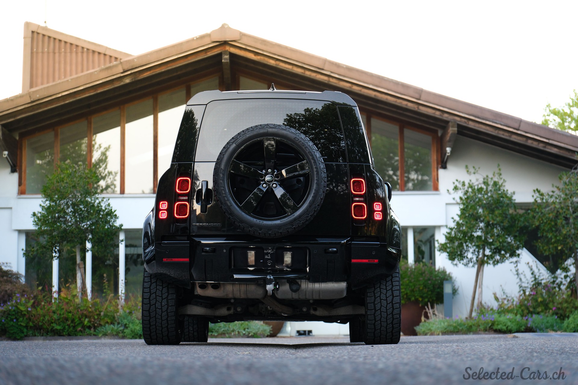 LAND ROVER Defender 110 3.0 D I6 200 X-Dynamic HSE AWD AT8-image-3