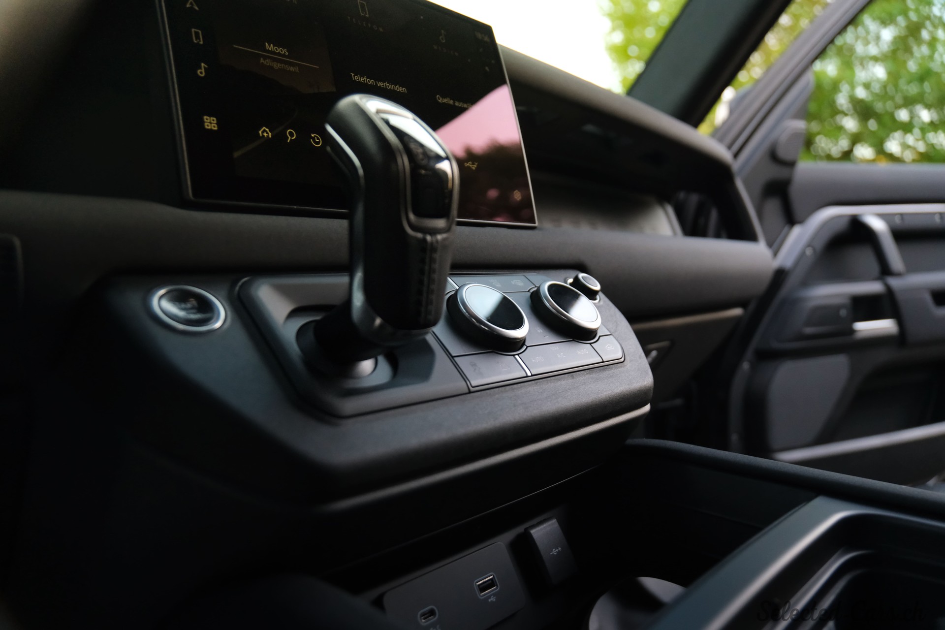 LAND ROVER Defender 110 3.0 D I6 200 X-Dynamic HSE AWD AT8-image-11