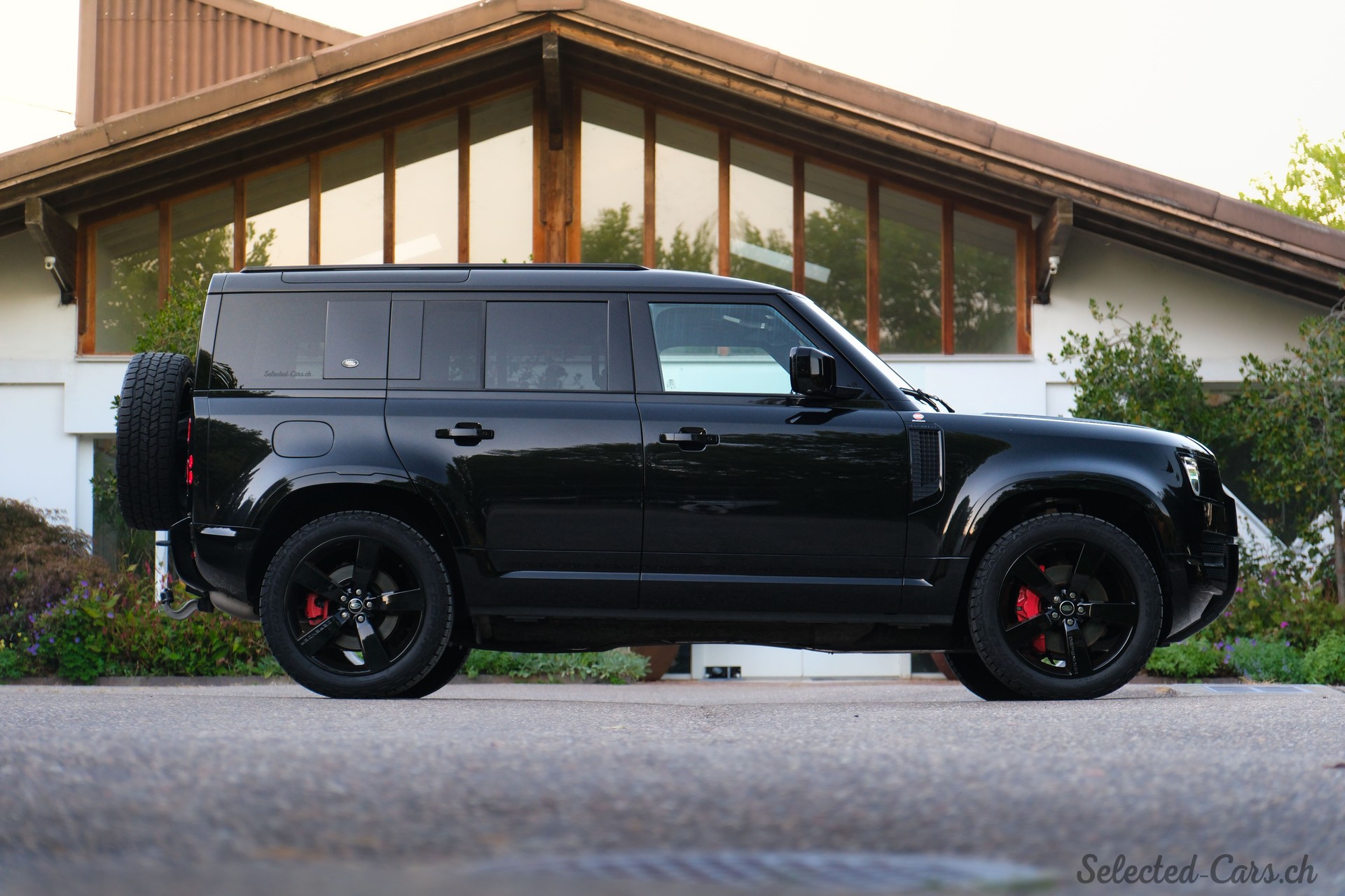 LAND ROVER Defender 110 3.0 D I6 200 X-Dynamic HSE AWD AT8-image-2
