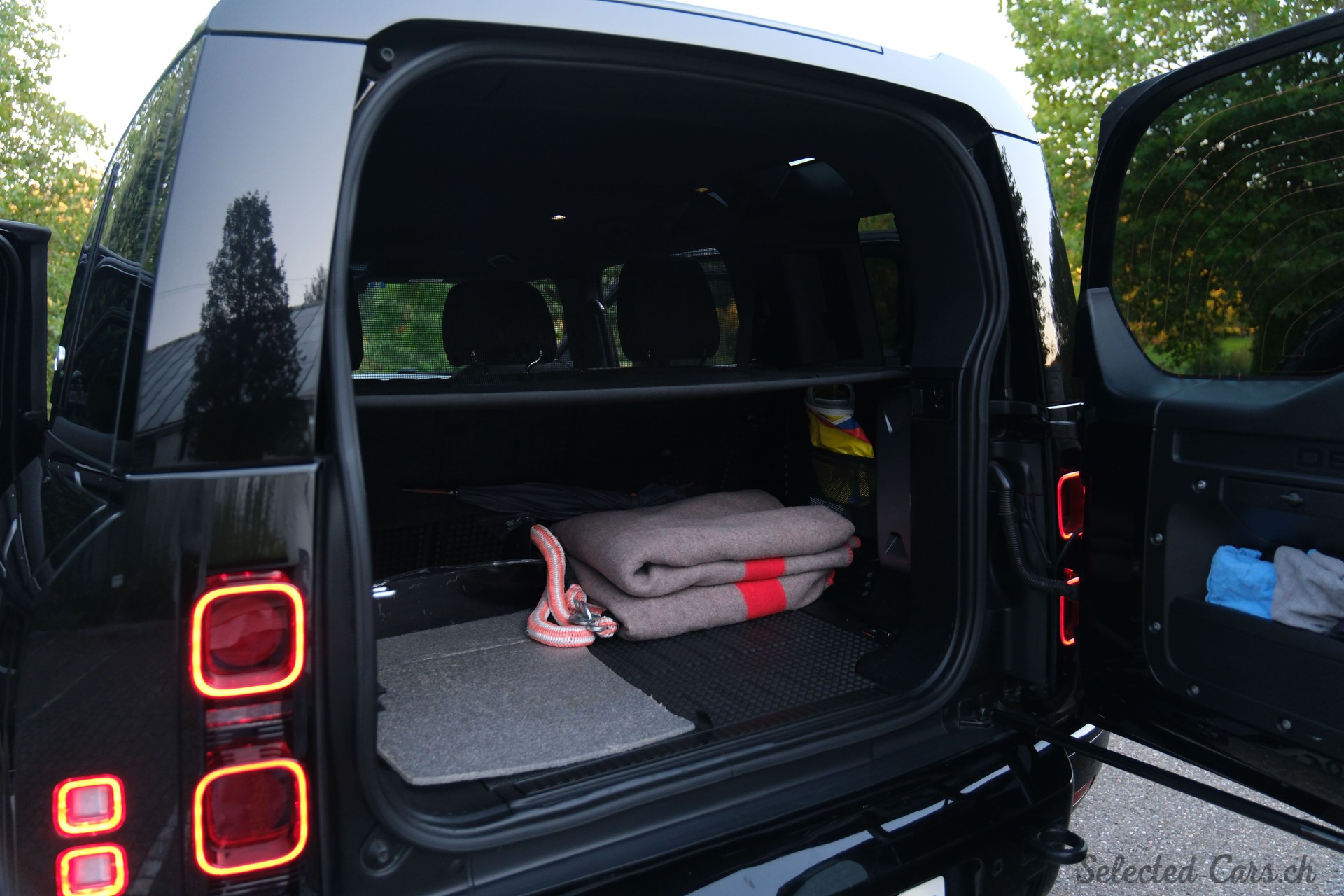 LAND ROVER Defender 110 3.0 D I6 200 X-Dynamic HSE AWD AT8-image-8