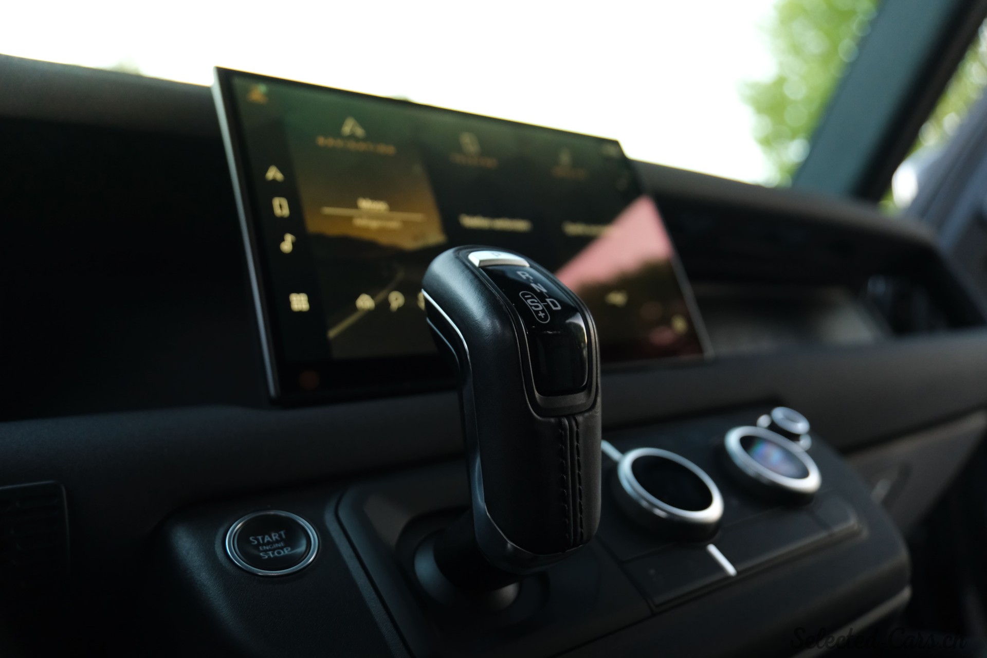 LAND ROVER Defender 110 3.0 D I6 200 X-Dynamic HSE AWD AT8-image-12