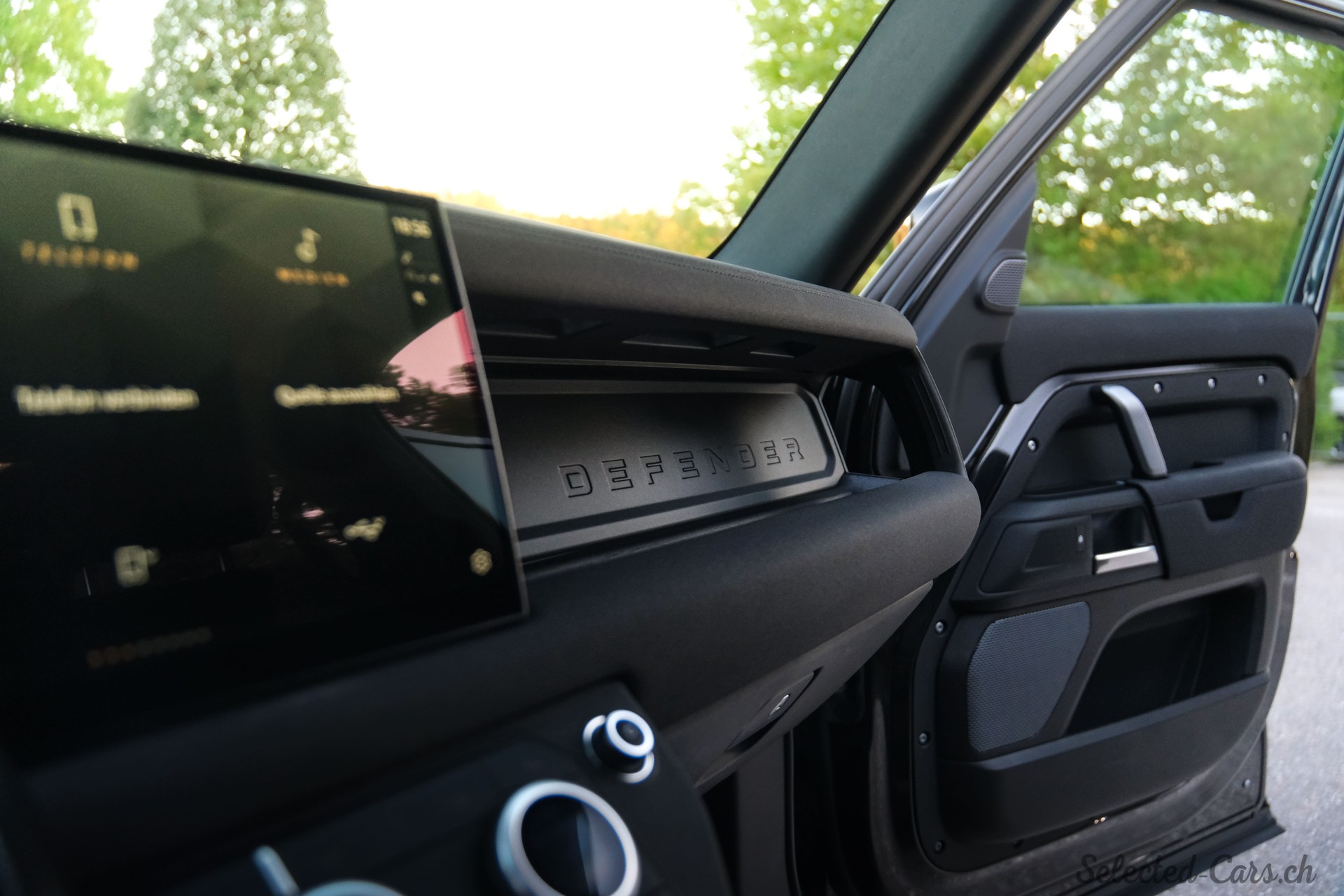 LAND ROVER Defender 110 3.0 D I6 200 X-Dynamic HSE AWD AT8-image-13