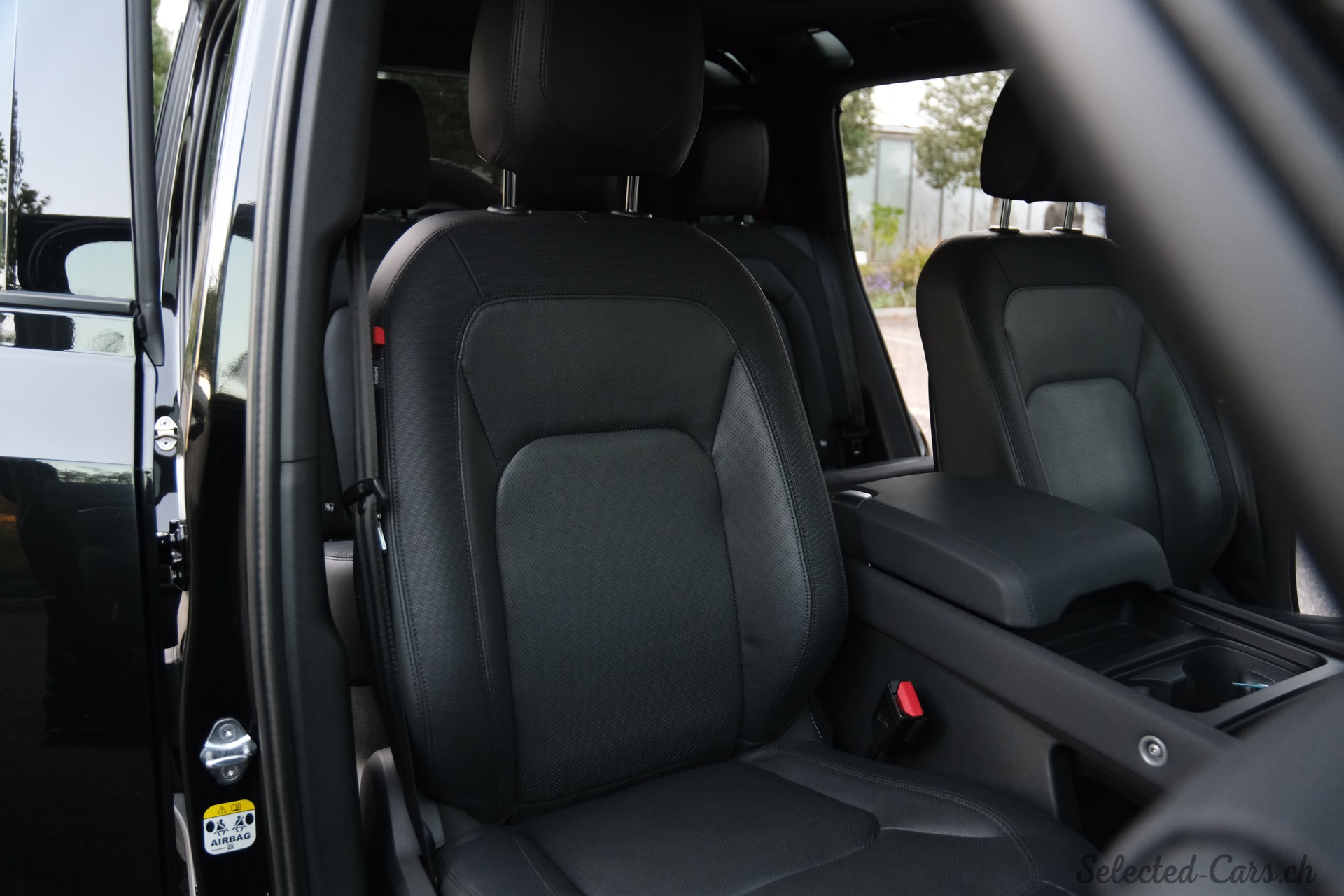 LAND ROVER Defender 110 3.0 D I6 200 X-Dynamic HSE AWD AT8-image-15