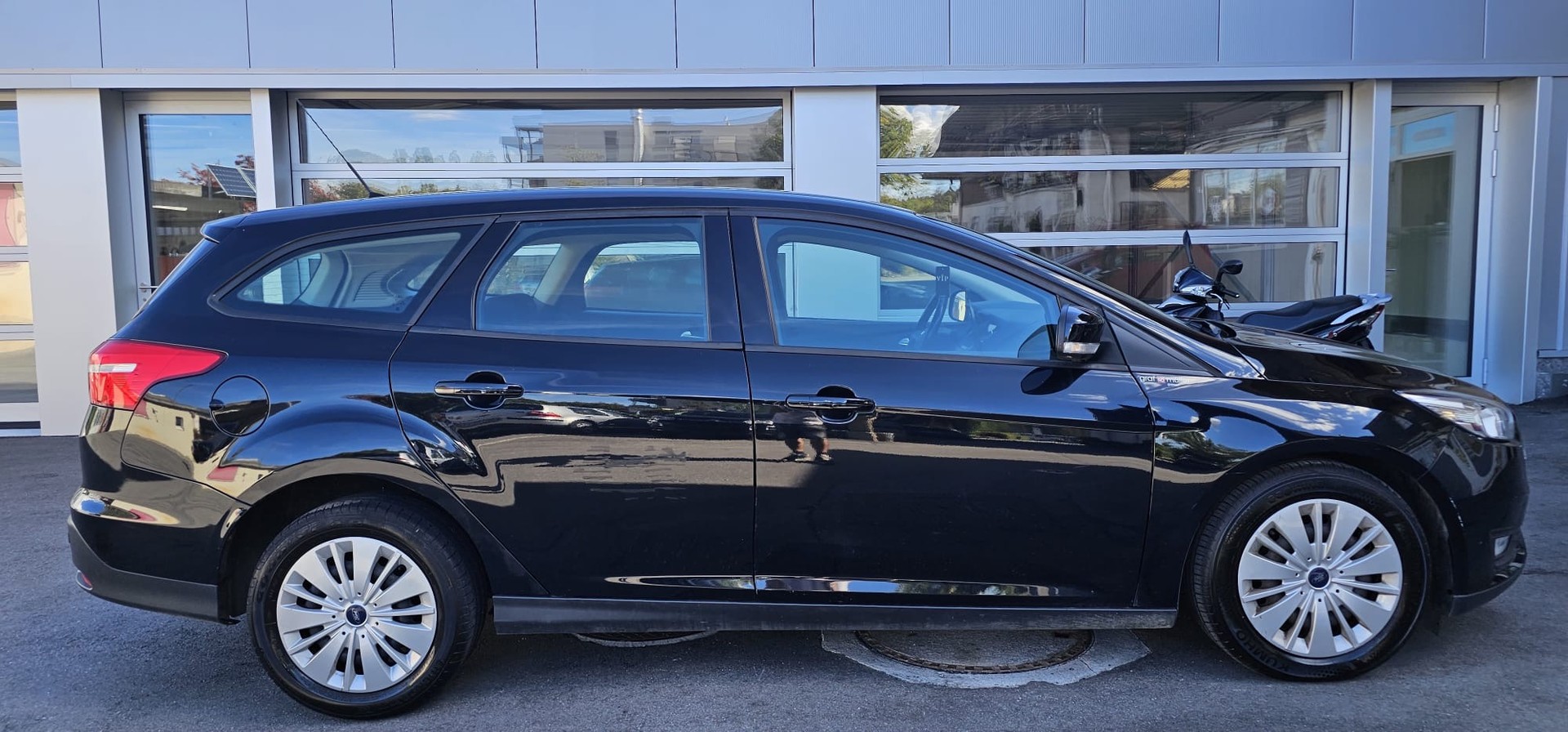 FORD Focus 1.0 SCTi Black Edition-image-4