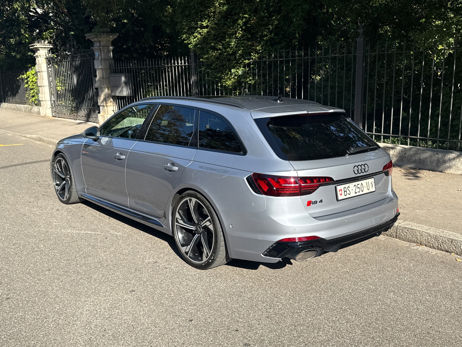 AUDI RS4 Avant quattro tiptronic-showroom-element-1