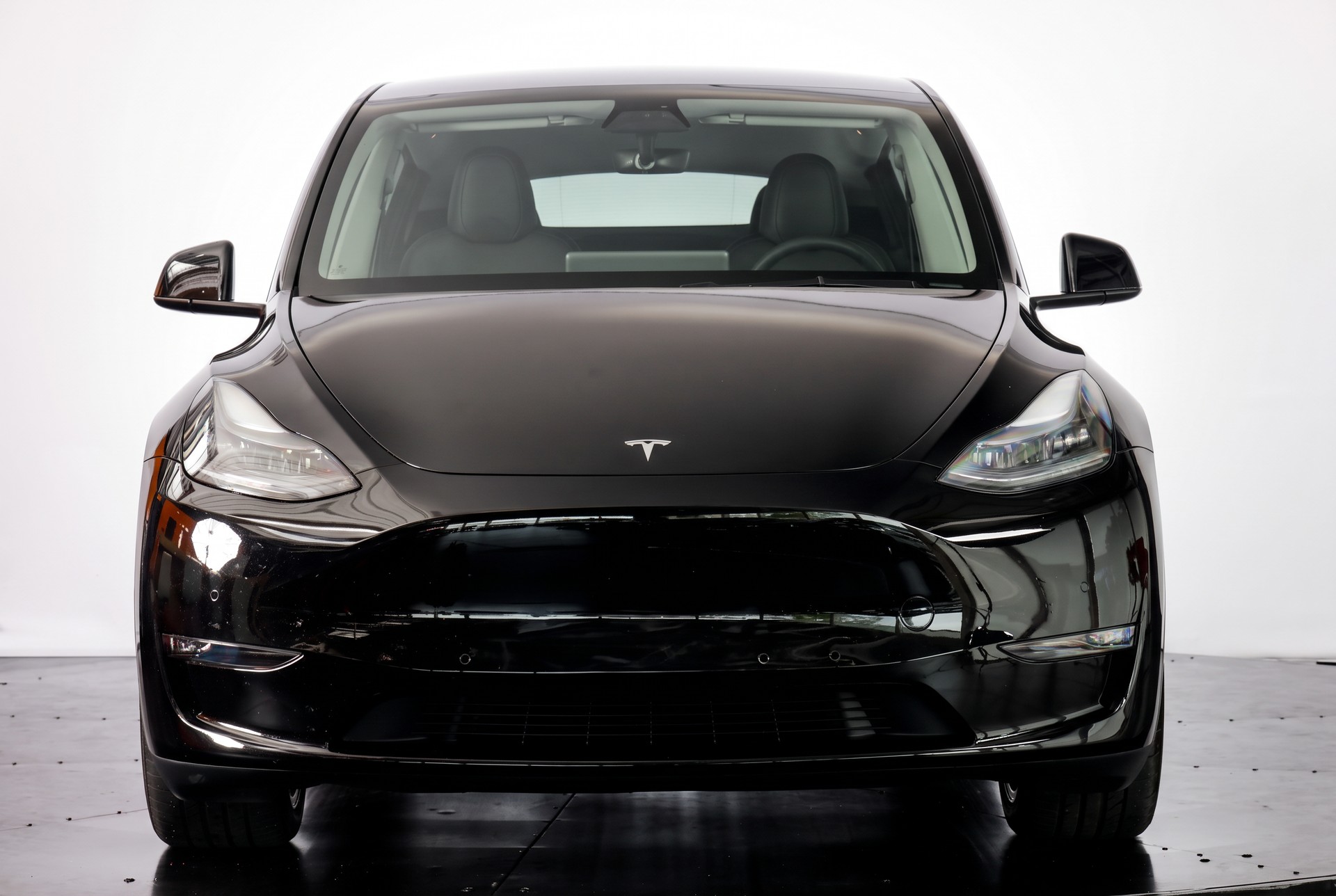 TESLA Model Y Long Range • Jantes 20" Induction • Autopilot • Garantie Tesla 11.2027-showroom-element-1