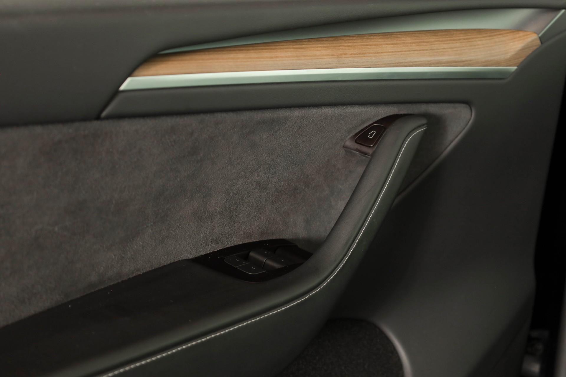 TESLA Model Y Long Range • Jantes 20" Induction • Autopilot • Garantie Tesla 11.2027-image-15