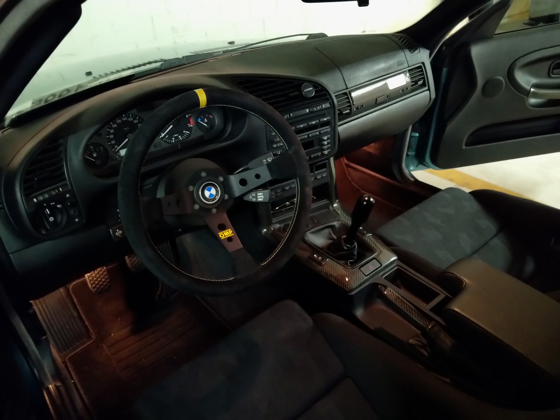 BMW 328i-image-9