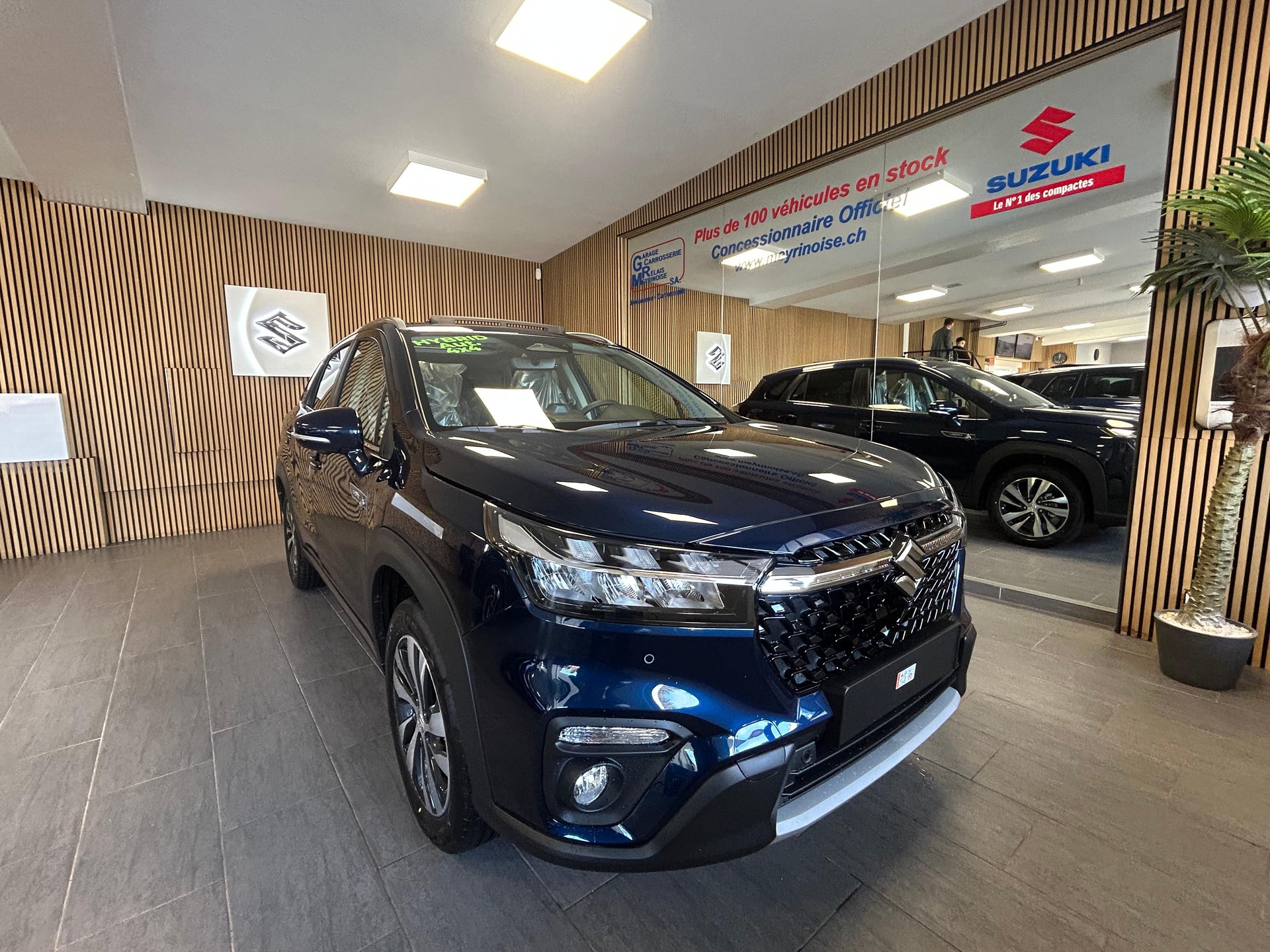 SUZUKI S-Cross 1.4 T Sakura Top Hybrid 4x4-showroom-element-3