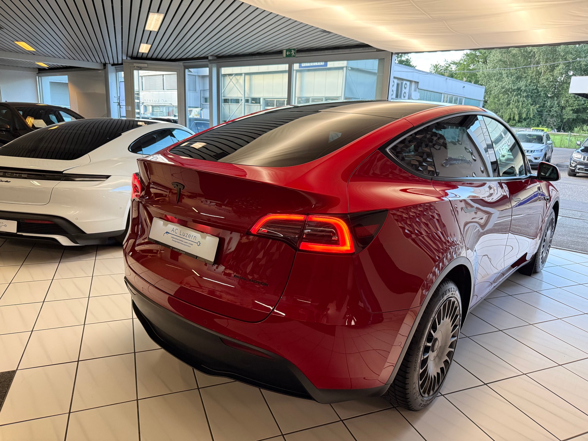 TESLA Model Y Long Range-showroom-element-2
