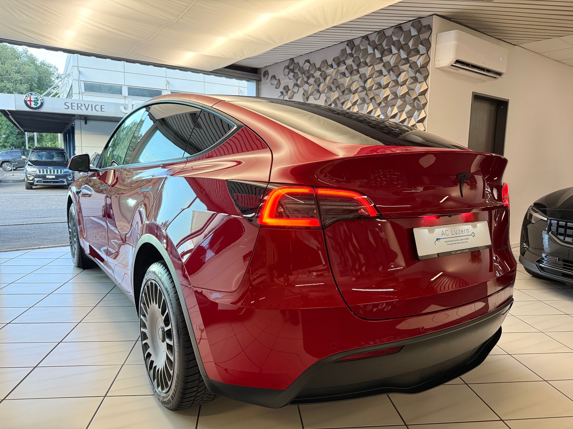 TESLA Model Y Long Range-showroom-element-1