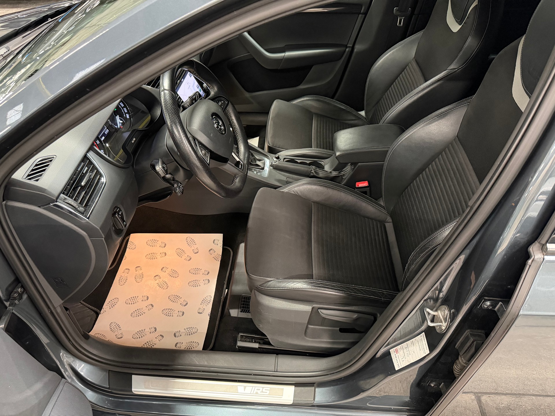 SKODA Octavia Combi 2.0 TSI RS DSG-image-9